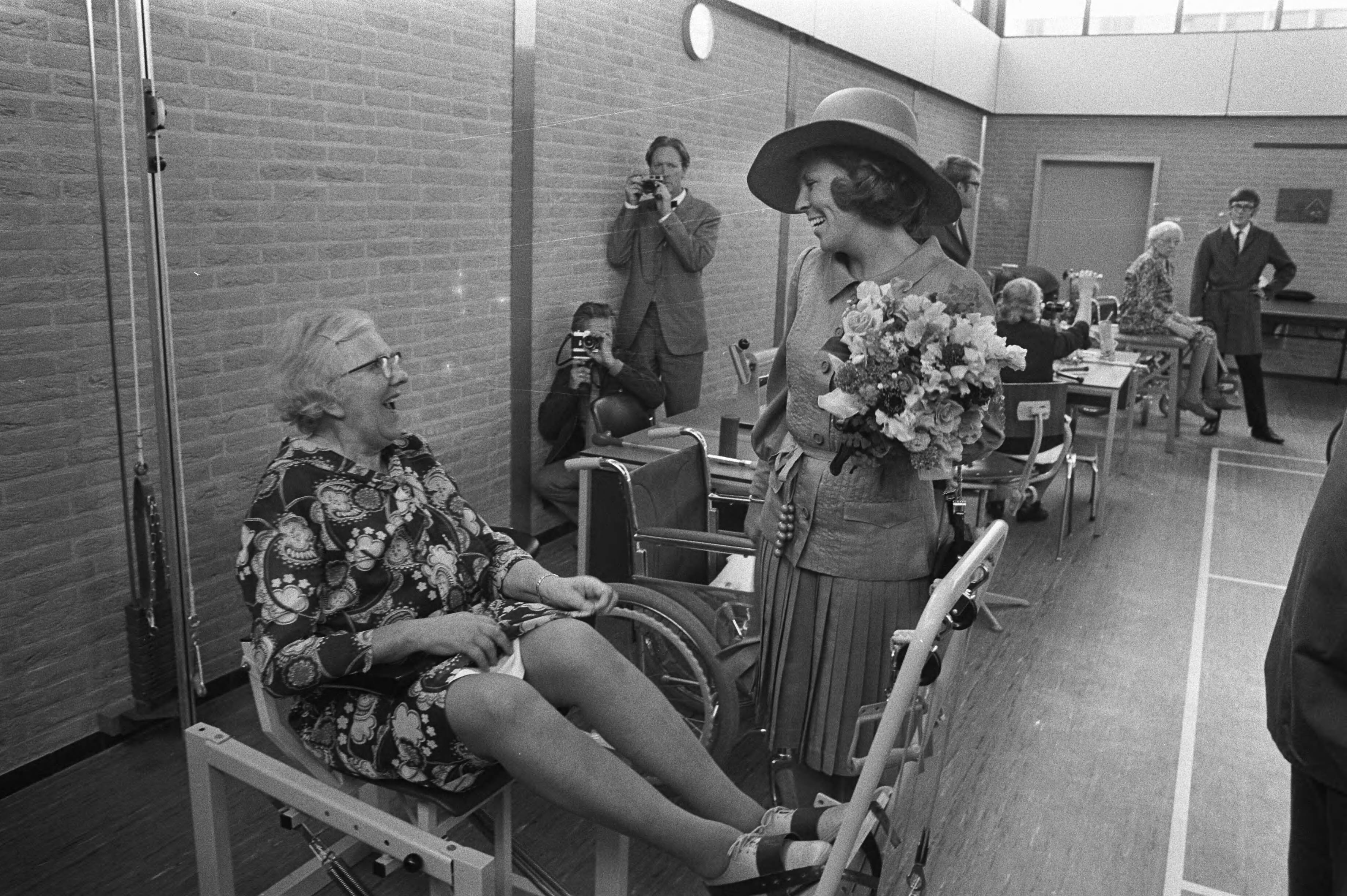 Fotocollectie Anefo — Prinses Beatrix opent ziekenhuiscomplex Triotel Leeuwarden, prinses Beatrix spreekt met patiënten in het revalidatiecentrum — Foto: Verhoeff, Bert / Anefo. Licentie: Set B: Rechtenvrij / Publiek Domein. Bron: Nationaal Archief. http://hdl.handle.net/10648/abc962de-d0b4-102d-bcf8-003048976d84