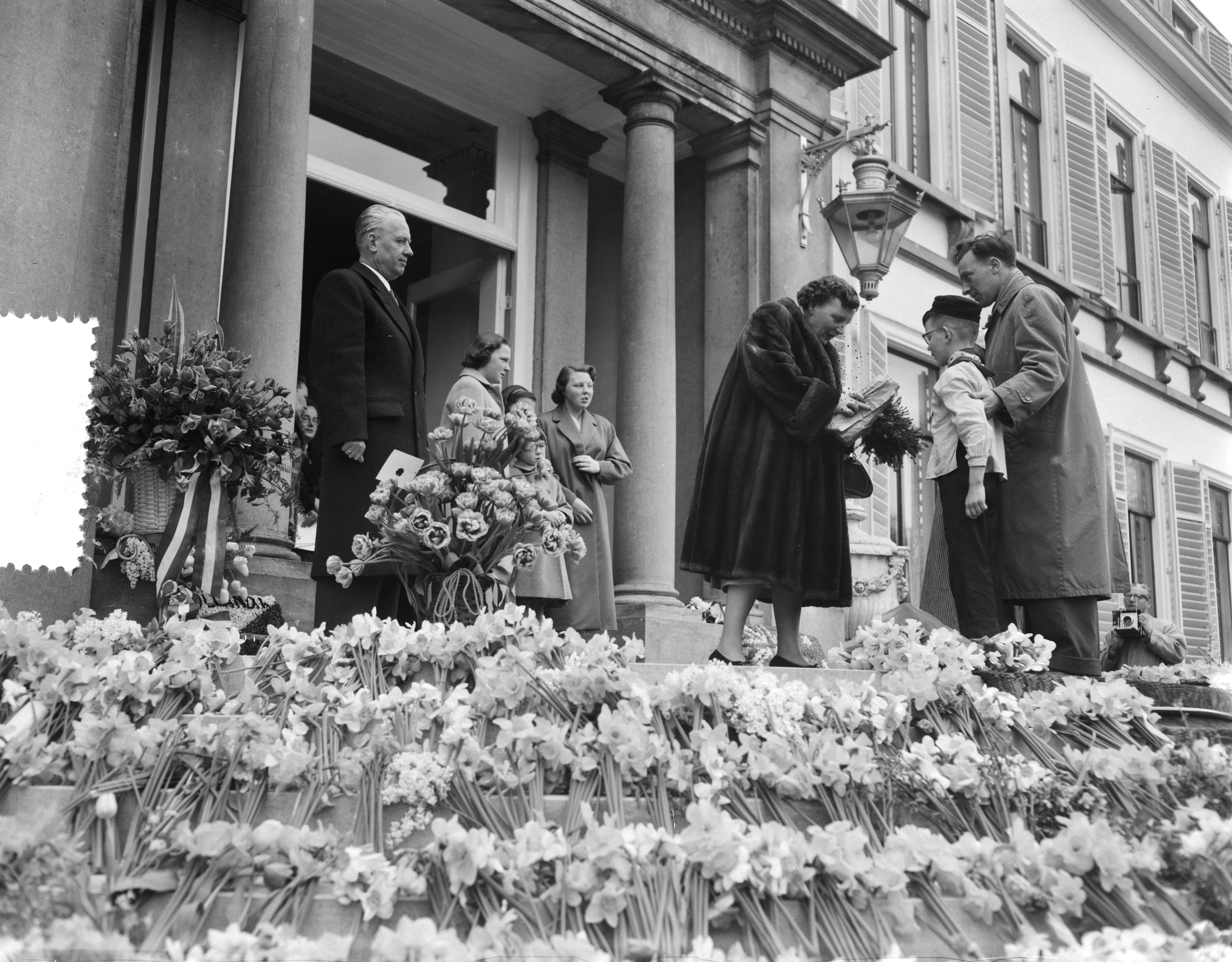 Koninginnedag 1956 — Defilé langs paleis Soestdijk ter gelegenheid van de verjaardag van koningin Juliana — Foto: Noske, J.D. / Anefo. Licentie: Set B: Rechtenvrij / Publiek Domein. Bron: Nationaal Archief. http://hdl.handle.net/10648/a947021e-d0b4-102d-bcf8-003048976d84