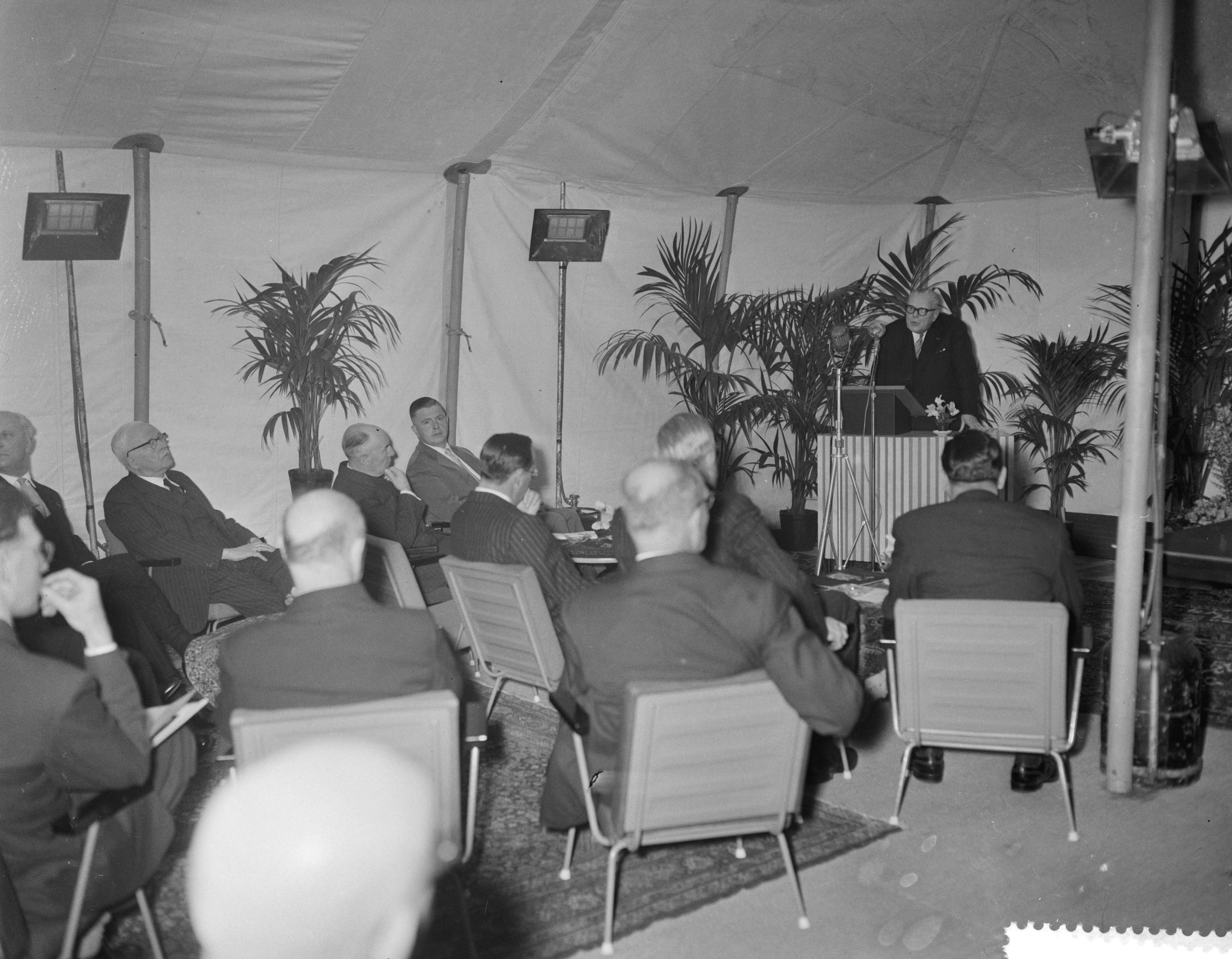 Opening van het centraal researchlaboratorium van Brocades & Stheeman te Haarlem door prins Bernhard — Foto: Bilsen, Joop van / Anefo. — Licentie: Set B: Rechtenvrij / Publiek Domein. Bron: Nationaal Archief. http://hdl.handle.net/10648/a98ba662-d0b4-102d-bcf8-003048976d84