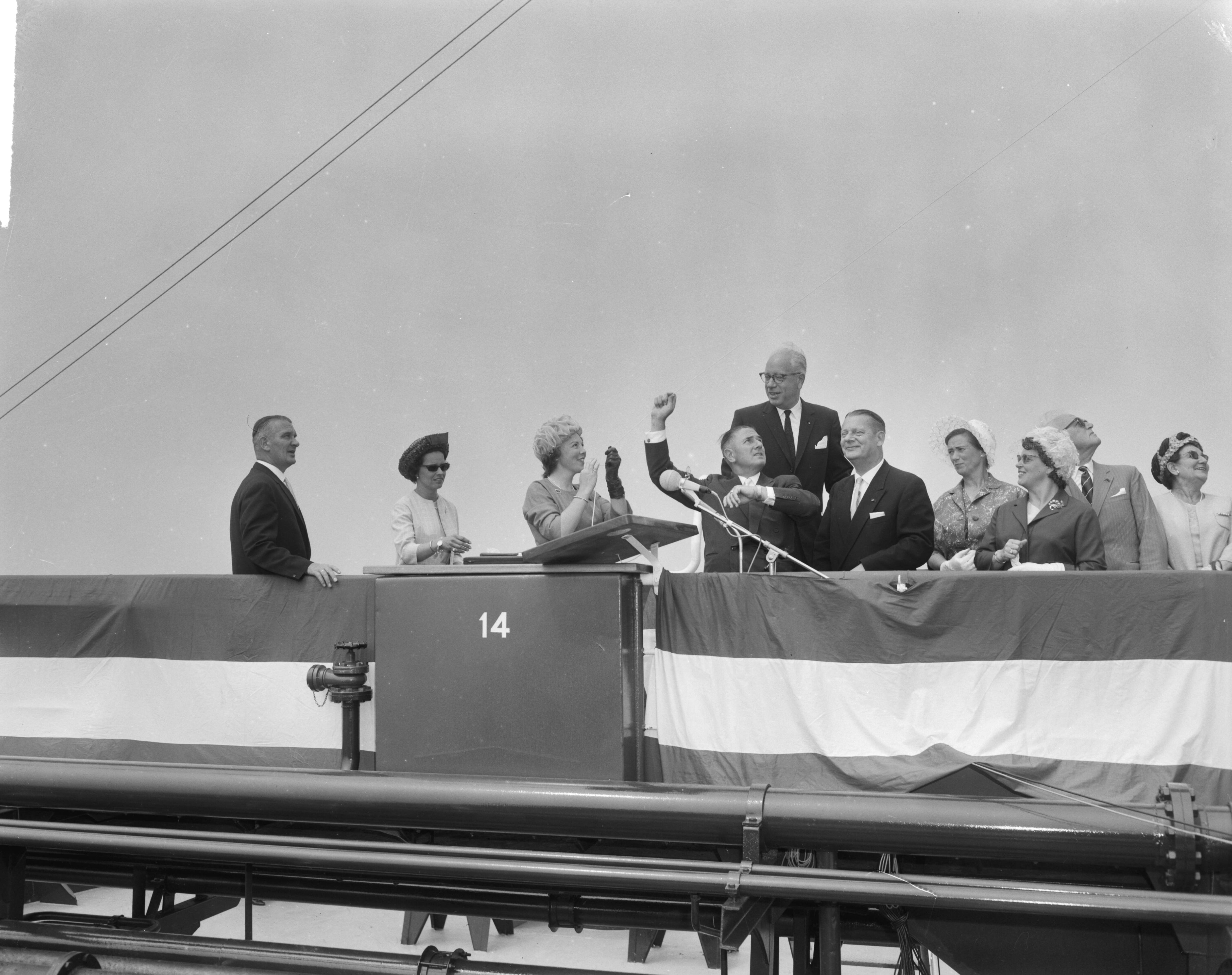 Fotocollectie Anefo — Prinses Beatrix doopte de grootste tanker "Esso Den Haag" op de Noordzee. Cornelis Verolme helpt prinses Beatrix bij het werpen van een fles champagne tegen het dekhuis. Achter hem de president-directeur van Esso Nederland, C.R. Smit — Foto: Bilsen, Joop van / Anefo. Licentie: Set B: Rechtenvrij / Publiek Domein. Bron: Nationaal Archief. http://hdl.handle.net/10648/aa3db32a-d0b4-102d-bcf8-003048976d84