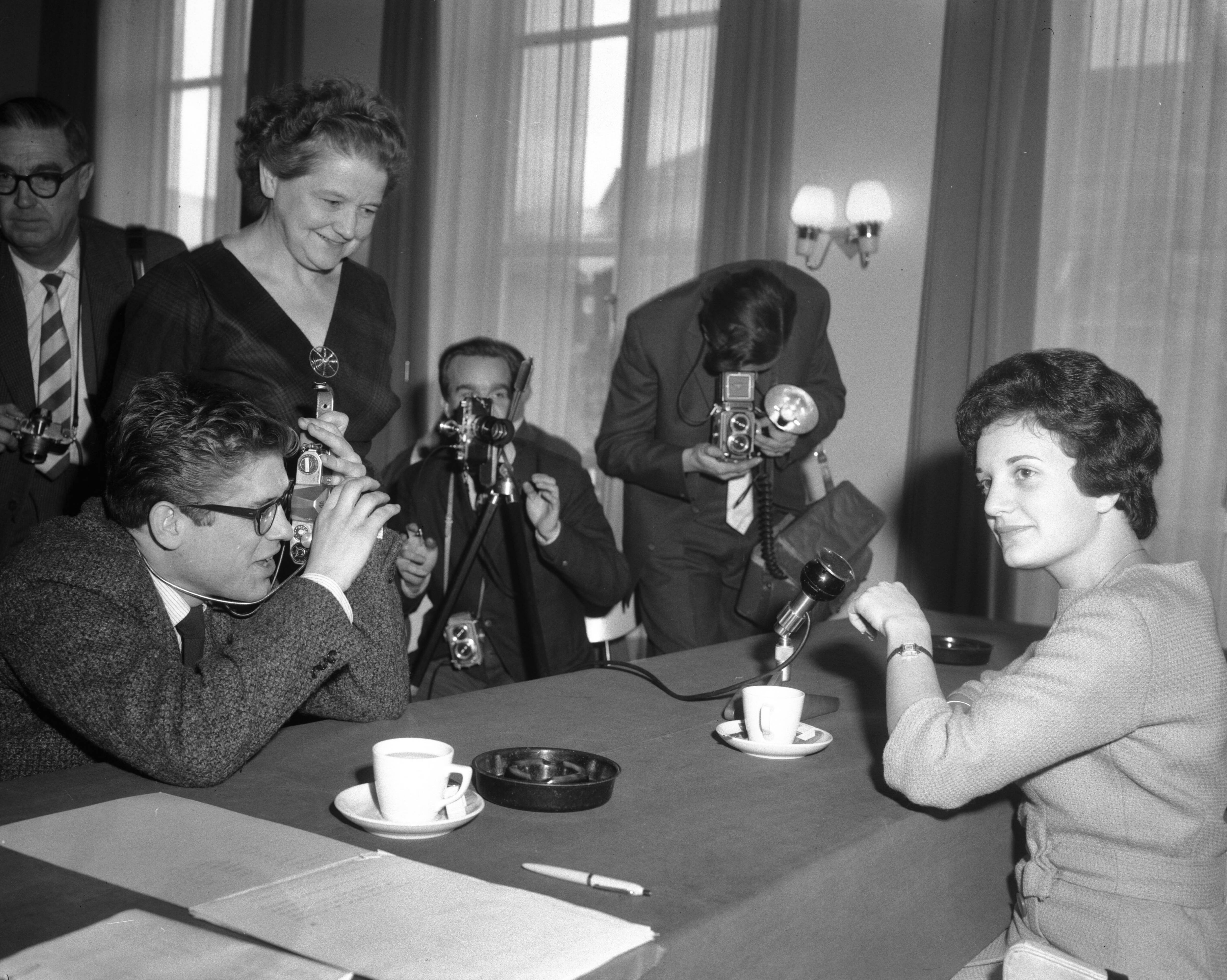 Fotocollectie Anefo — Persconferentie van Anneke Beekman in Maastricht. Anneke poserend voor fotografen — Foto: Koch, Eric / Anefo. Licentie: Set B: Rechtenvrij / Publiek Domein. Bron: Nationaal Archief. http://hdl.handle.net/10648/a9eeca6c-d0b4-102d-bcf8-003048976d84
