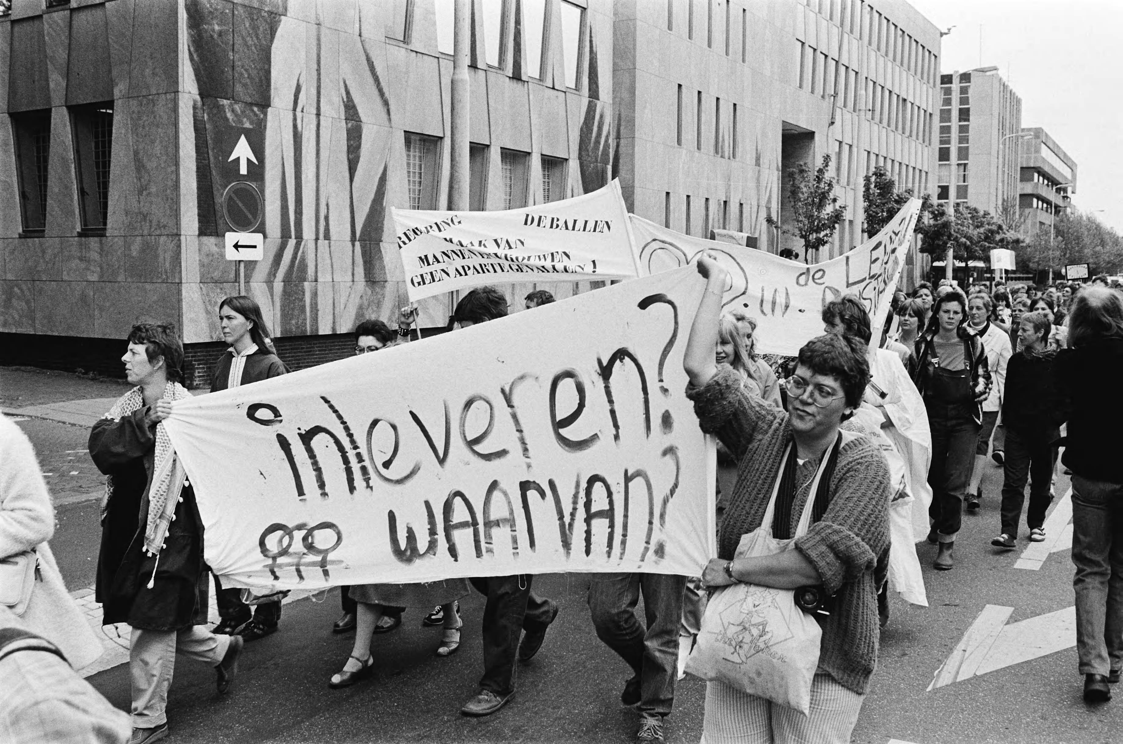 Fotocollectie Anefo — Demonstratie tegen verslechtering van de positie en inkomen van vrouwen met bijstand in Den Haag ; de demonstranten Den Haag — Foto: Antonisse, Marcel / Anefo. Licentie: Set B: Rechtenvrij / Publiek Domein. Bron: Nationaal Archief. http://hdl.handle.net/10648/ad184790-d0b4-102d-bcf8-003048976d84