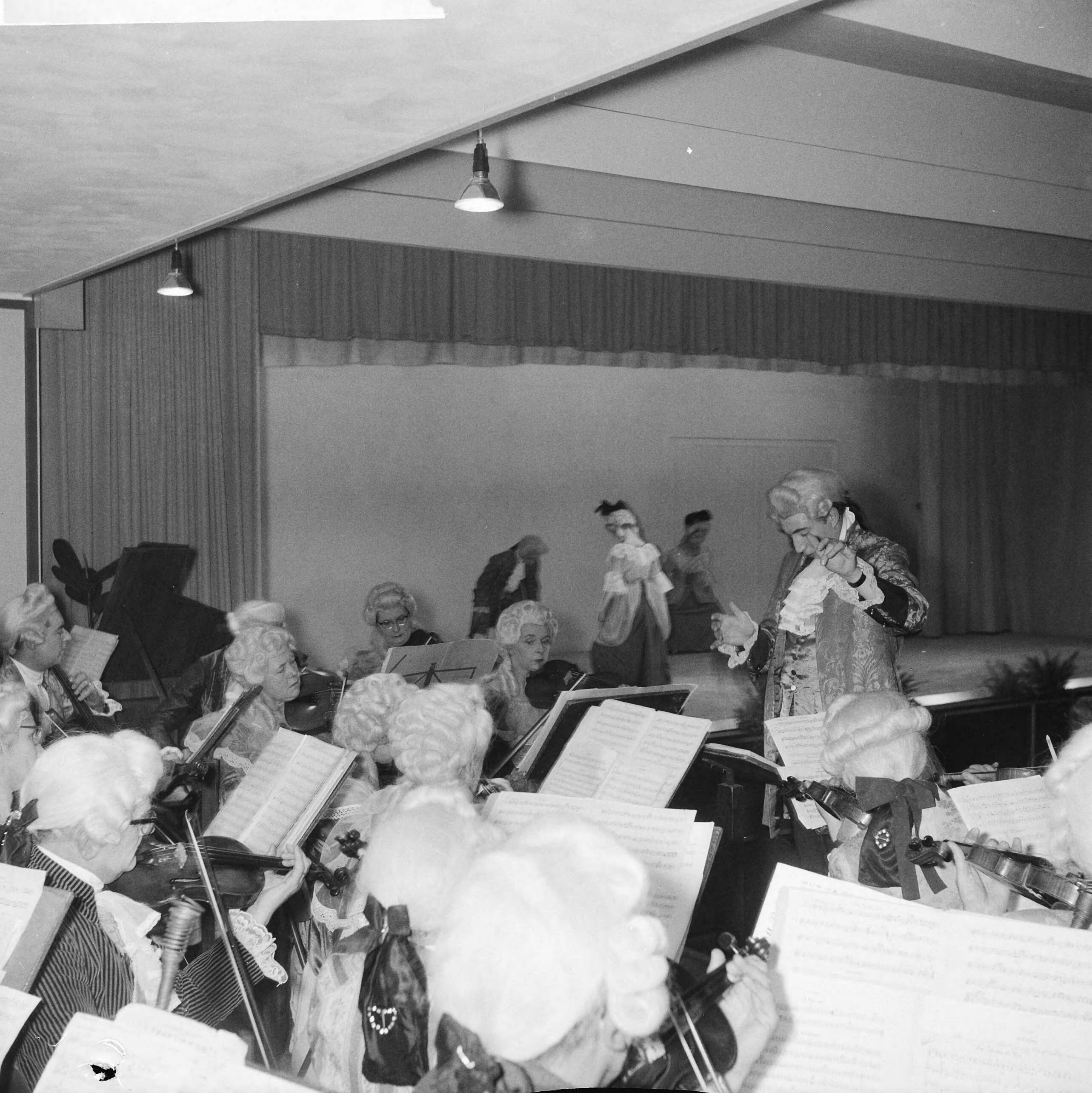 Fotocollectie Anefo — Uitvoering van "Die Haerlemsche Musyckkamer" — Foto: Nijs, Jac. de / Anefo. Licentie: Set B: Rechtenvrij / Publiek Domein. Bron: Nationaal Archief. http://hdl.handle.net/10648/a9ec714a-d0b4-102d-bcf8-003048976d84