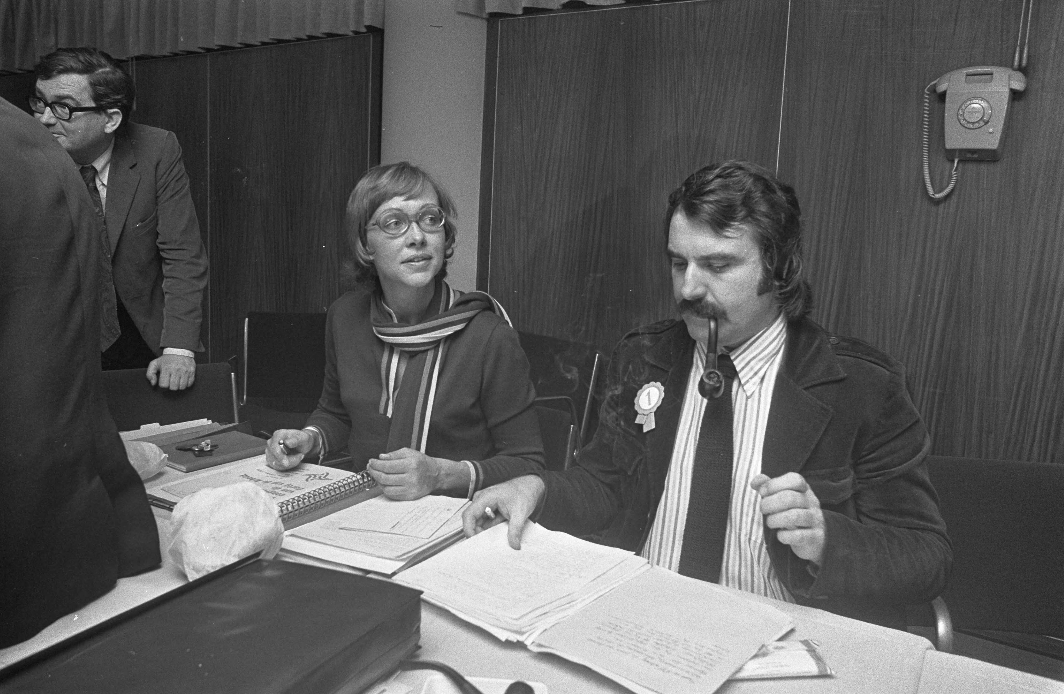 Fotocollectie Anefo — PvdA-congres in Den Haag , Van der Louw en Ruby van der Scheer (D66) — Foto: Verhoeff, Bert / Anefo. Licentie: Set B: Rechtenvrij / Publiek Domein. Bron: Nationaal Archief. http://hdl.handle.net/10648/abf8745c-d0b4-102d-bcf8-003048976d84