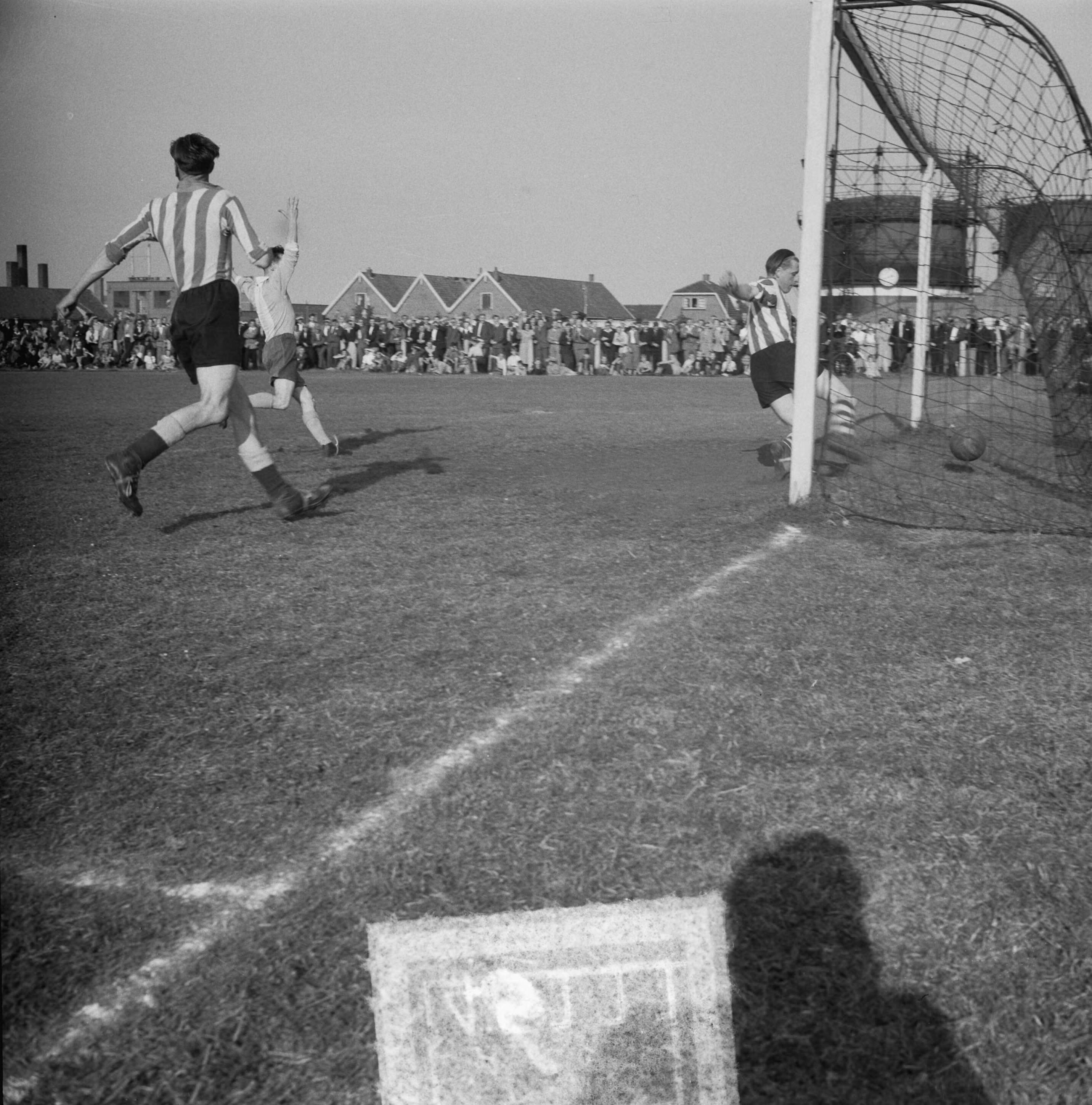 Fotocollectie Anefo — Voetbal. Huizen tegen Quick Boys (Katwijk) 3-1. Doelpunt van Huizen — Foto: Vogel, Carel L. de / Anefo. Licentie: Set B: Rechtenvrij / Publiek Domein. Bron: Nationaal Archief. http://hdl.handle.net/10648/a8eb50f4-d0b4-102d-bcf8-003048976d84