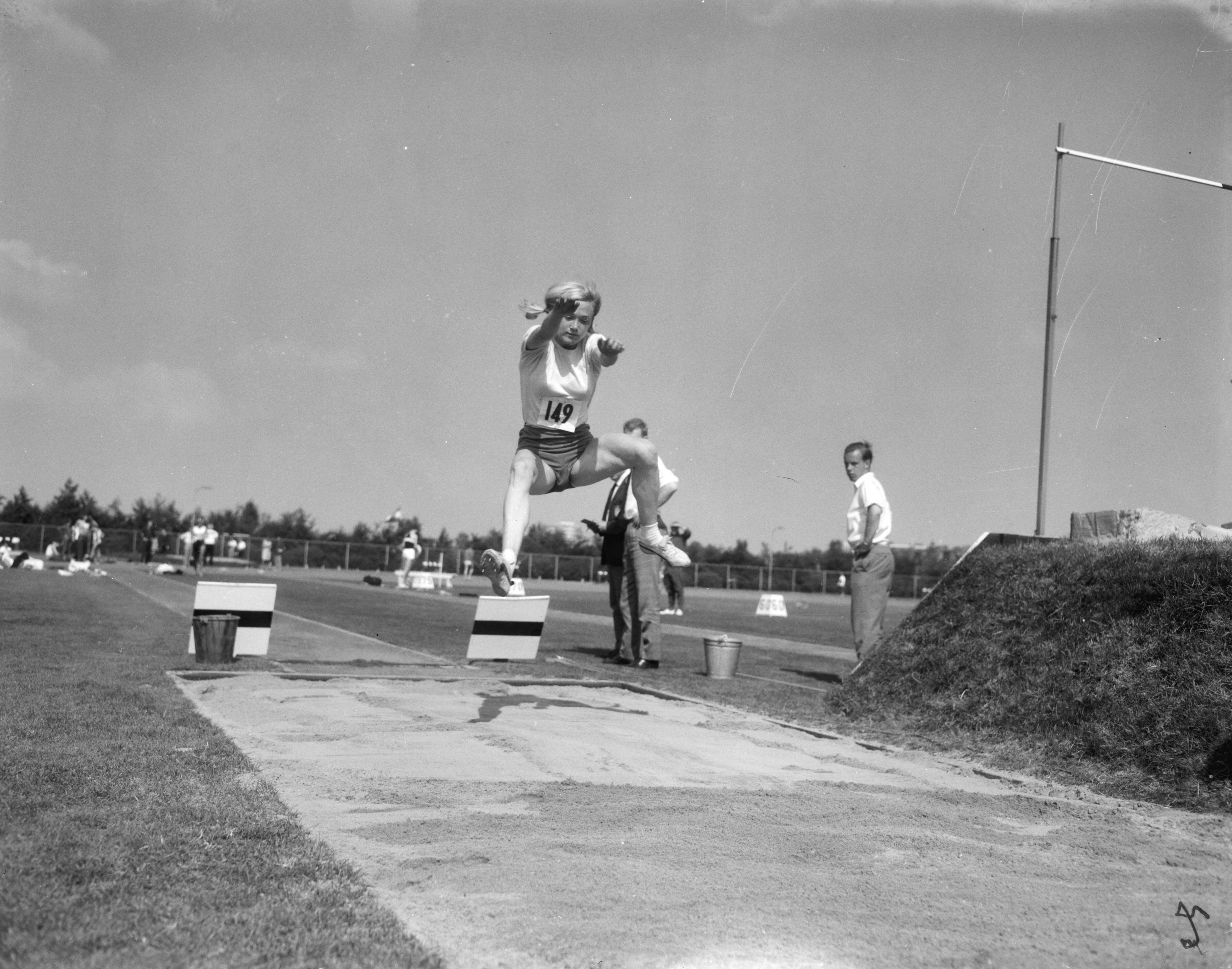 Fotocollectie Anefo — Nationale Atletiekwedstrijden te Haarlem, Corrie Bakker aktie — Foto: Bilsen, Joop van / Anefo. Licentie: Set B: Rechtenvrij / Publiek Domein. Bron: Nationaal Archief. http://hdl.handle.net/10648/aaf732be-d0b4-102d-bcf8-003048976d84