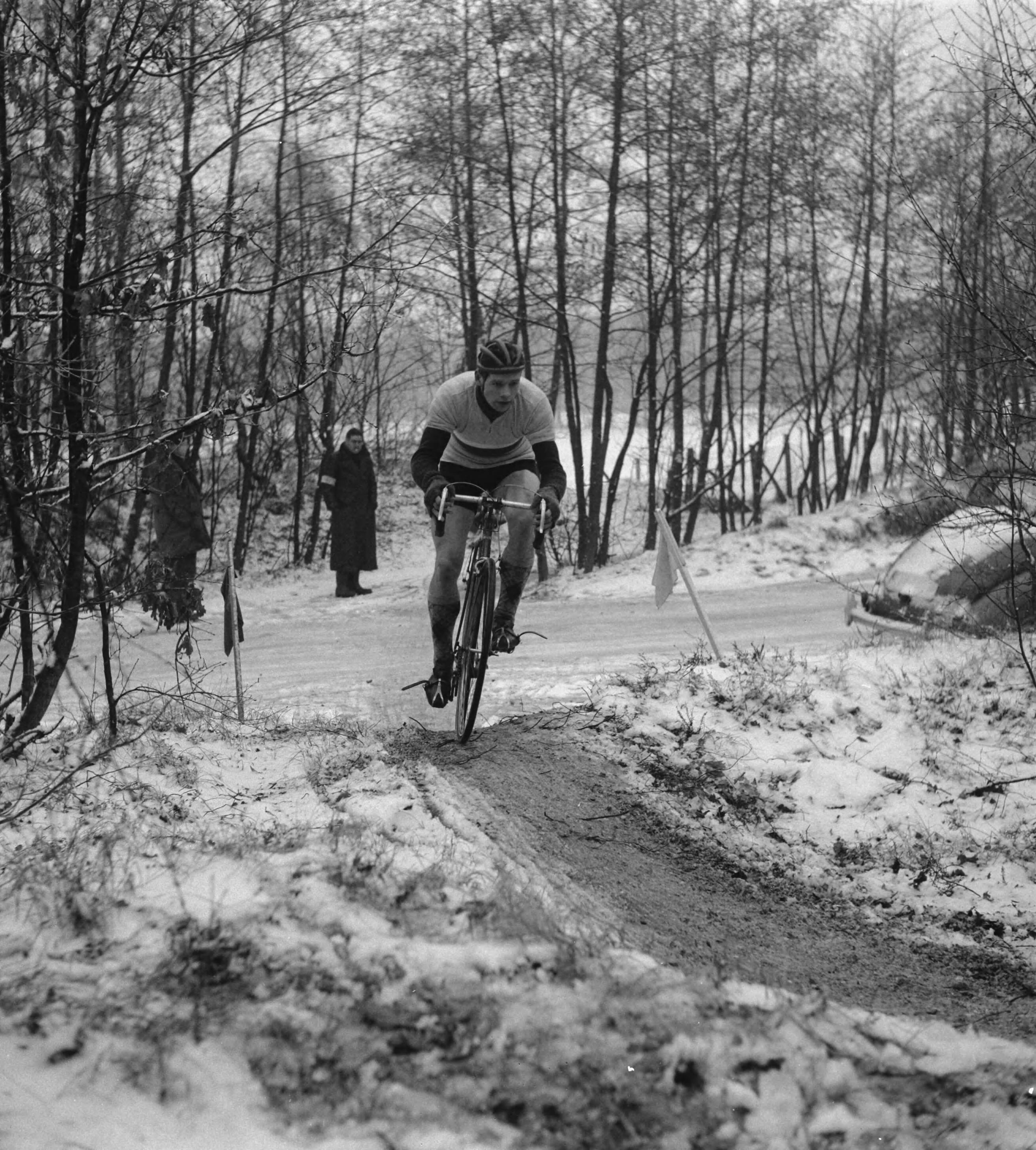 Fotocollectie Anefo — Cyclecrosswedstrijden op Duinhorst in Den Haag. Winnaar Manus Brinkman uit Rotterdam — Foto: Rossem, Wim van / Anefo. Licentie: Set B: Rechtenvrij / Publiek Domein. Bron: Nationaal Archief. http://hdl.handle.net/10648/a942933c-d0b4-102d-bcf8-003048976d84