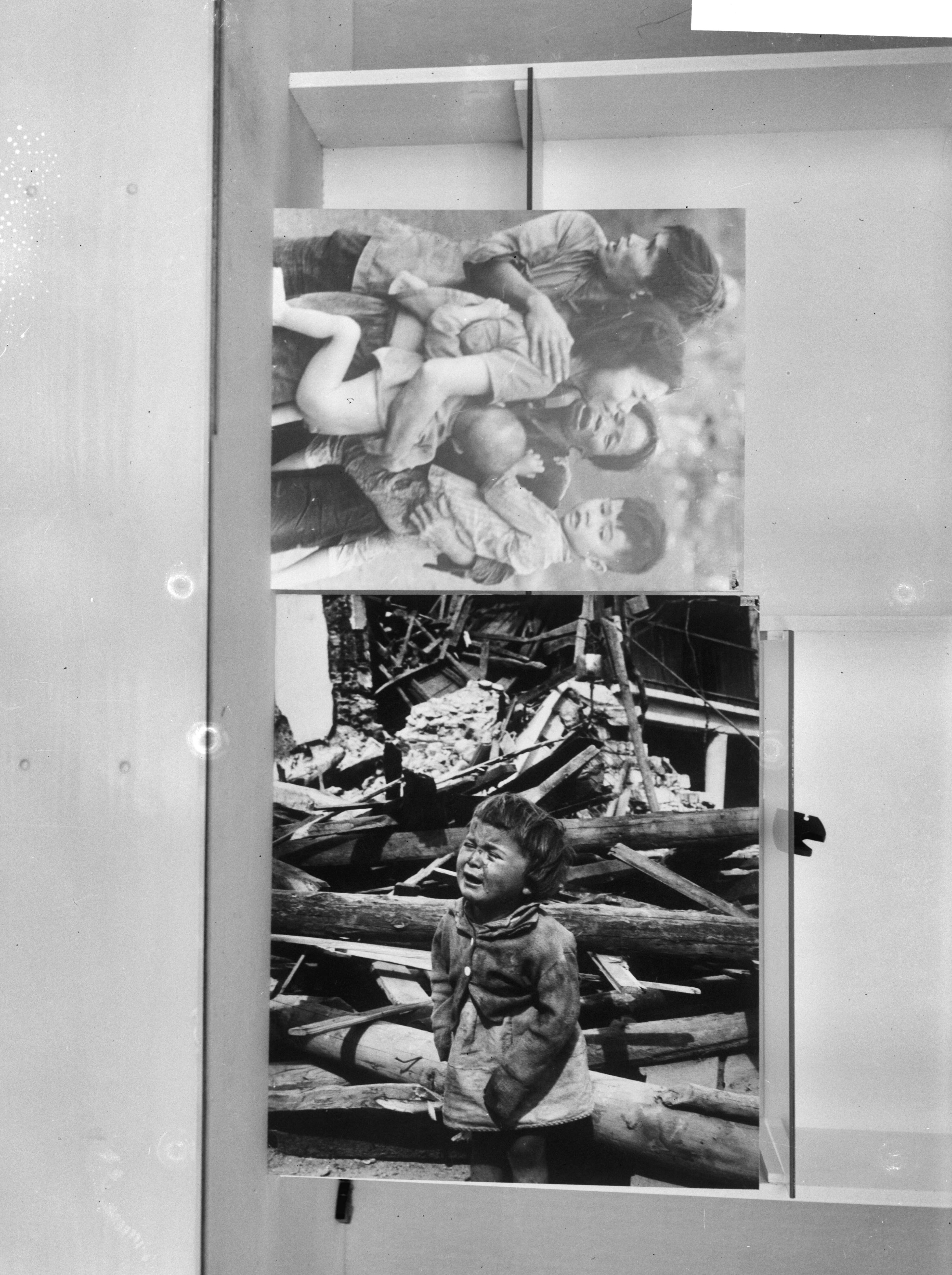 Fotocollectie Anefo — Fotografiewedstrijd World Press Photo in het Gemeentemuseum te Den Haag; twee van de ingezonden foto's — Foto: Bilsen, Joop van / Anefo. Licentie: Set B: Rechtenvrij / Publiek Domein. Bron: Nationaal Archief. http://hdl.handle.net/10648/aad0fd4c-d0b4-102d-bcf8-003048976d84