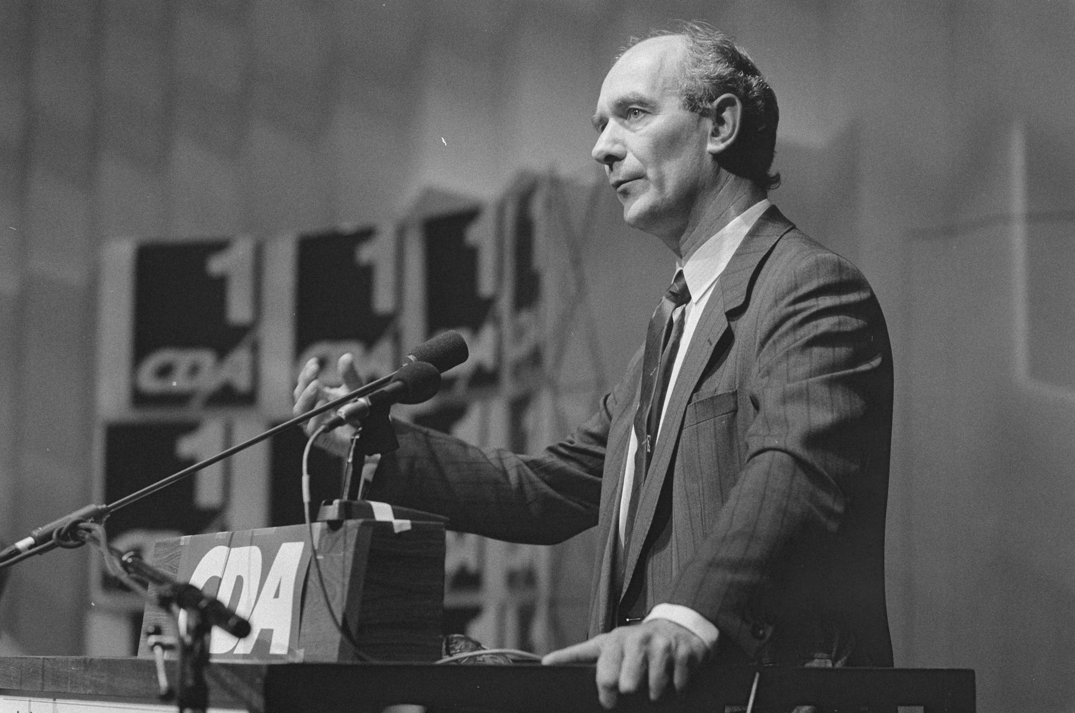 Fotocollectie Anefo — CDA-partijraad in Den Haag ; fractievoorzitter De Vries tijdens toespraak — Foto: Croes, Rob C. / Anefo. Licentie: Set B: Rechtenvrij / Publiek Domein. Bron: Nationaal Archief. http://hdl.handle.net/10648/ad617a64-d0b4-102d-bcf8-003048976d84