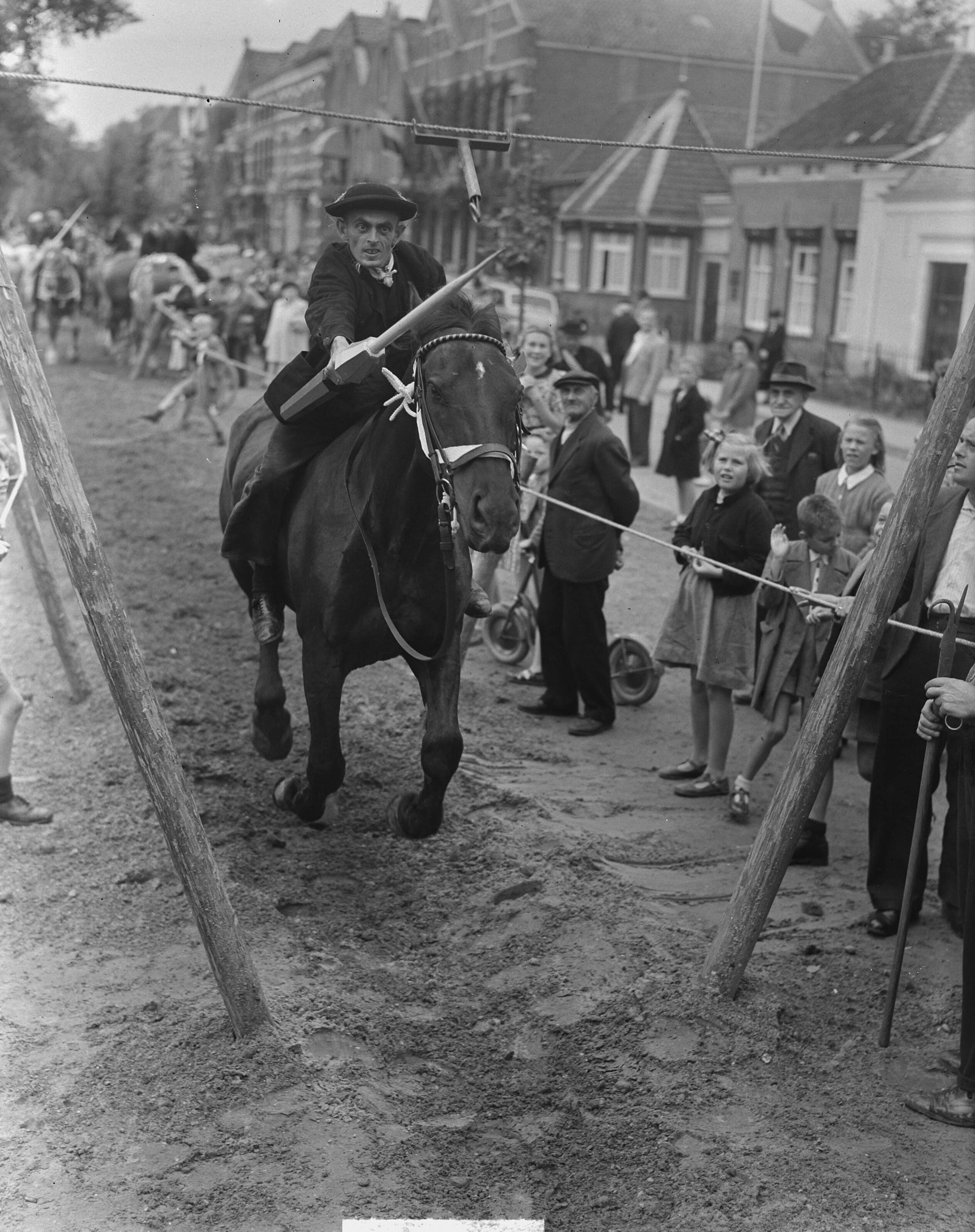 Ringsteken in Middelburg — Ringrijden in Middelburg — Foto: Noske, J.D. / Anefo. Licentie: Set B: Rechtenvrij / Publiek Domein. Bron: Nationaal Archief. http://hdl.handle.net/10648/a8ddff12-d0b4-102d-bcf8-003048976d84