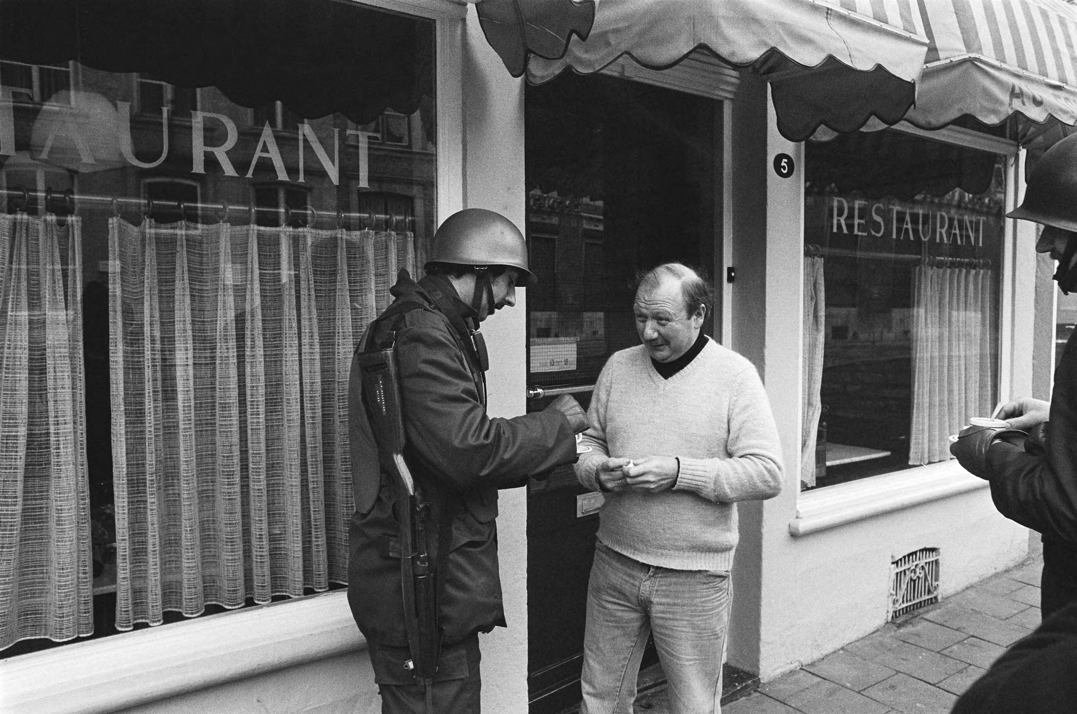 Fotocollectie Anefo — Behandeling uitleveringsverzoek RAF lid Folkerts door rechtbank in Maastricht — Foto: Verhoeff, Bert / Anefo. Licentie: Set B: Rechtenvrij / Publiek Domein. Bron: Nationaal Archief. http://hdl.handle.net/10648/aca9e124-d0b4-102d-bcf8-003048976d84