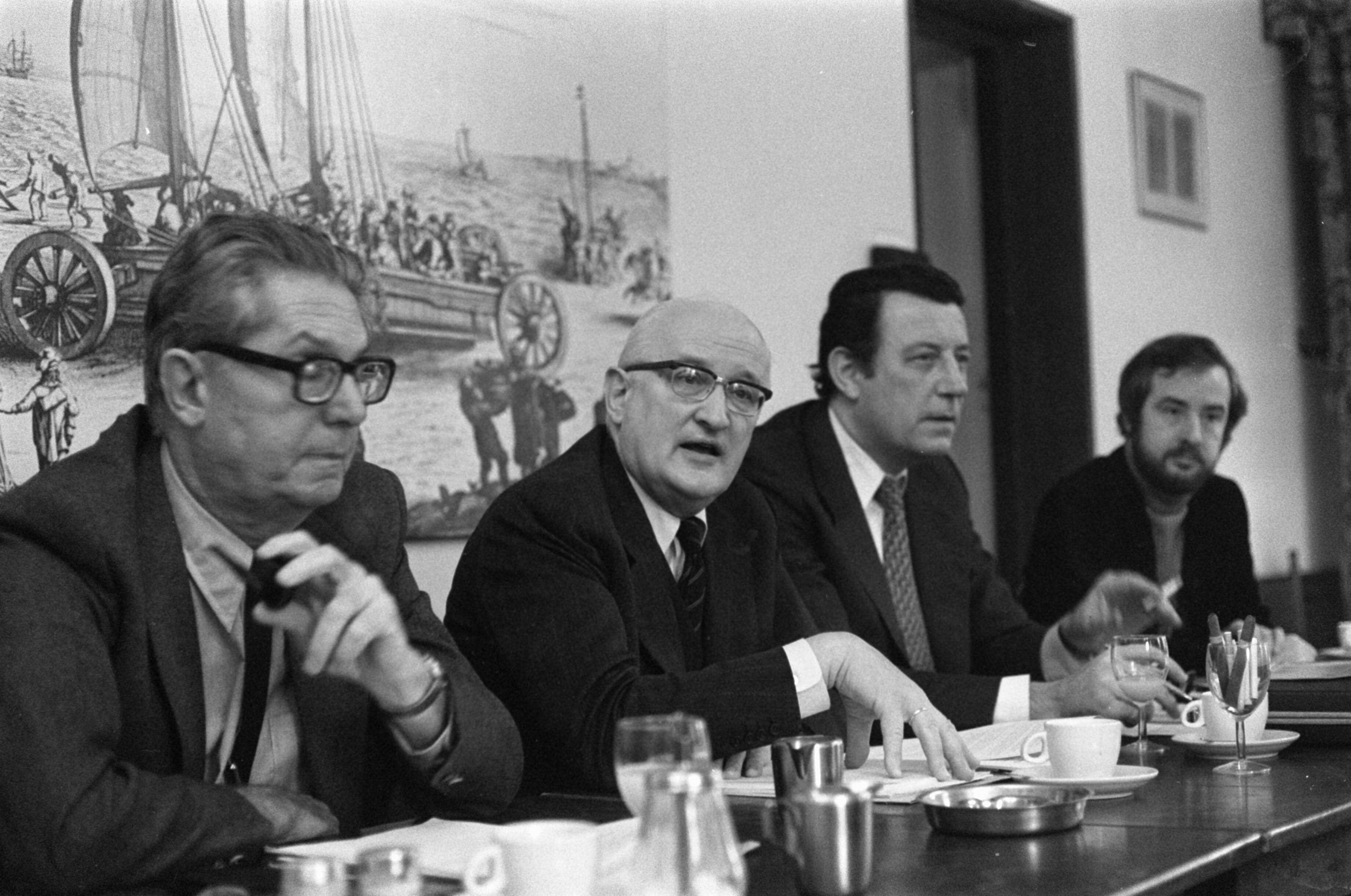 Fotocollectie Anefo — Persconferentie Adviesraad Ontwikkelingssamenwerking in Den Haag ; nr. 2 dr. C. L. Patijn , nr. 8, 9, 10 dr. L. Emmerij (koppen) — Foto: Verhoeff, Bert / Anefo. Licentie: Set B: Rechtenvrij / Publiek Domein. Bron: Nationaal Archief. http://hdl.handle.net/10648/aca7716e-d0b4-102d-bcf8-003048976d84