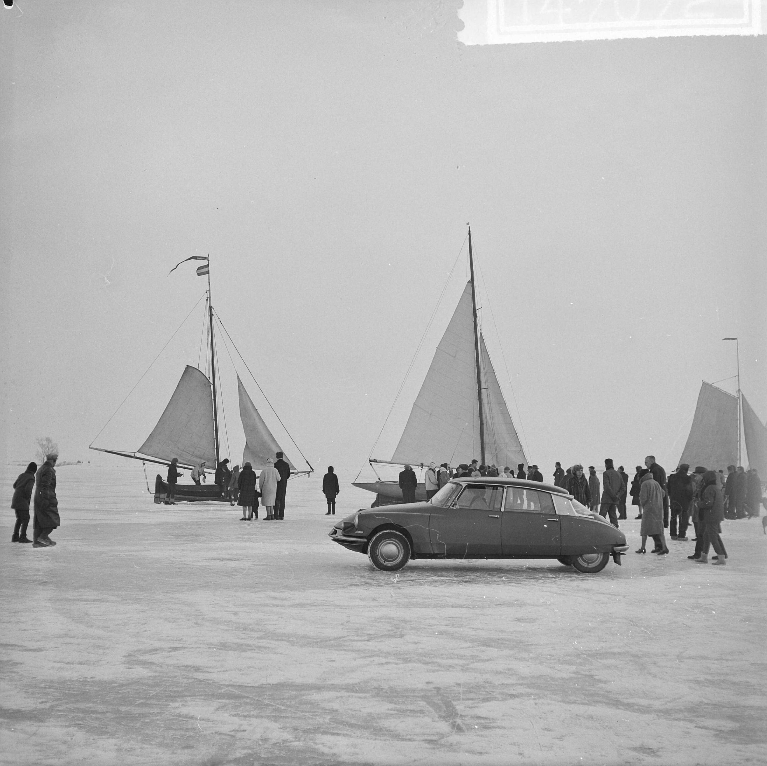 Fotocollectie Anefo — Vele sporten op de Gouwzee nabij Monnickendam — Foto: Nijs, Jac. de / Anefo. Licentie: Set B: Rechtenvrij / Publiek Domein. Bron: Nationaal Archief. http://hdl.handle.net/10648/aa25ee8e-d0b4-102d-bcf8-003048976d84