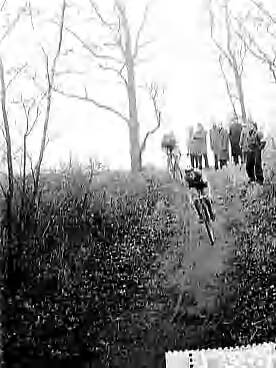 Fotocollectie Anefo — Nationale Cyclecross op landgoed Duinhorst te Wassenaar. Winnaar H. Brinkman uit Rotterdam, voor B. Jansen uit Wassenaar — Foto: Bilsen, Joop van / Anefo. Licentie: Set B: Rechtenvrij / Publiek Domein. Bron: Nationaal Archief. http://hdl.handle.net/10648/a955f13e-d0b4-102d-bcf8-003048976d84