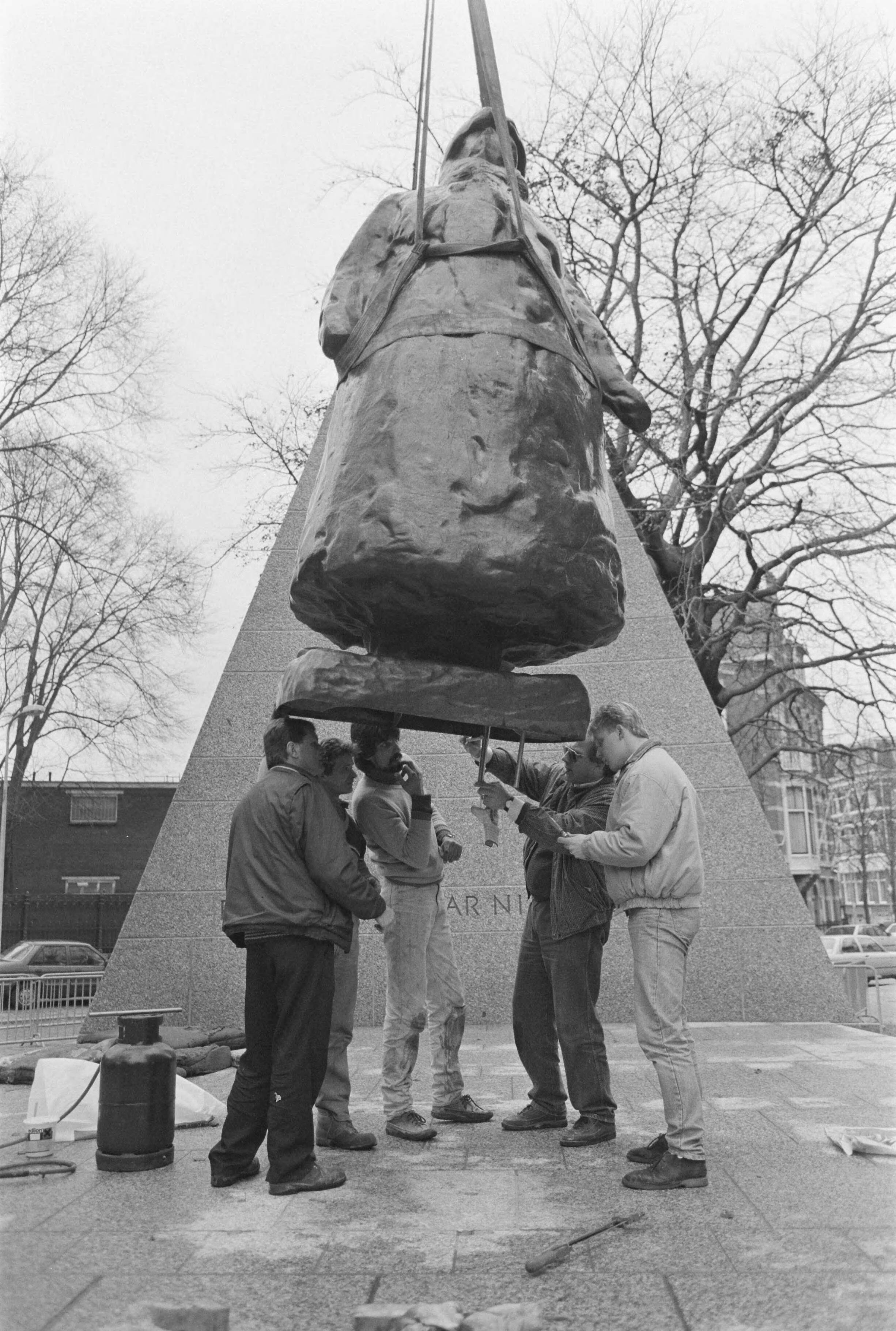 Fotocollectie Anefo — Plaatsing Wilhelminamonument in Den Haag — Foto: Molendijk, Bart / Anefo. Licentie: Set B: Rechtenvrij / Publiek Domein. Bron: Nationaal Archief. http://hdl.handle.net/10648/ad666d6c-d0b4-102d-bcf8-003048976d84