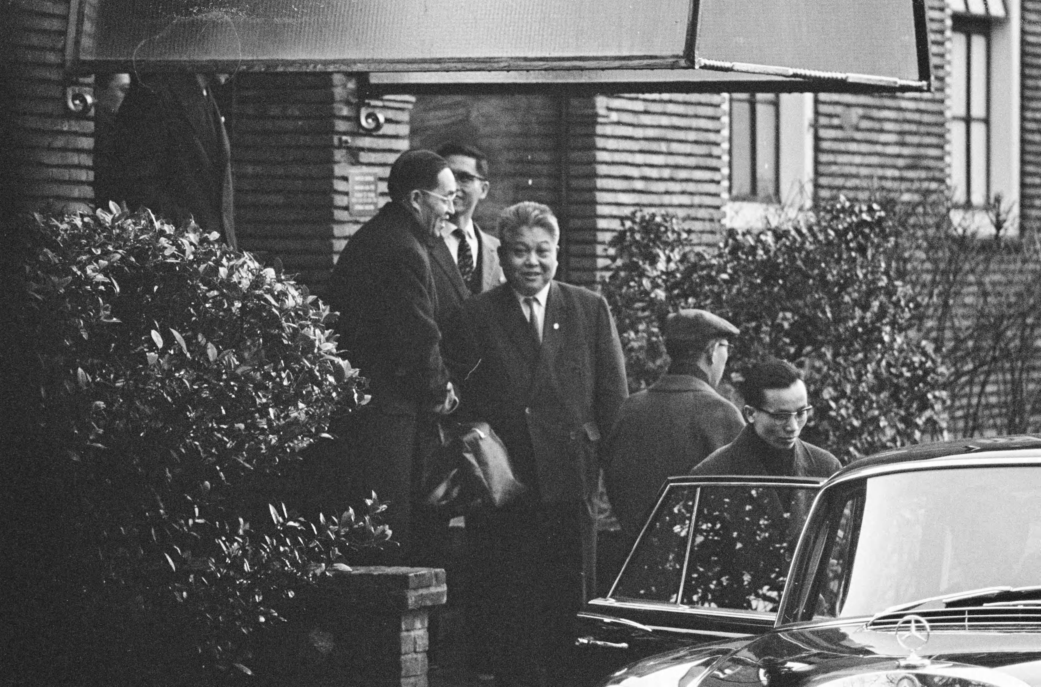 Fotocollectie Anefo — Chinezen naar huis, Chinezen verlaten de legatie te Den Haag — Foto: Koch, Eric / Anefo. Licentie: Set B: Rechtenvrij / Publiek Domein. Bron: Nationaal Archief. http://hdl.handle.net/10648/ab0a4f52-d0b4-102d-bcf8-003048976d84