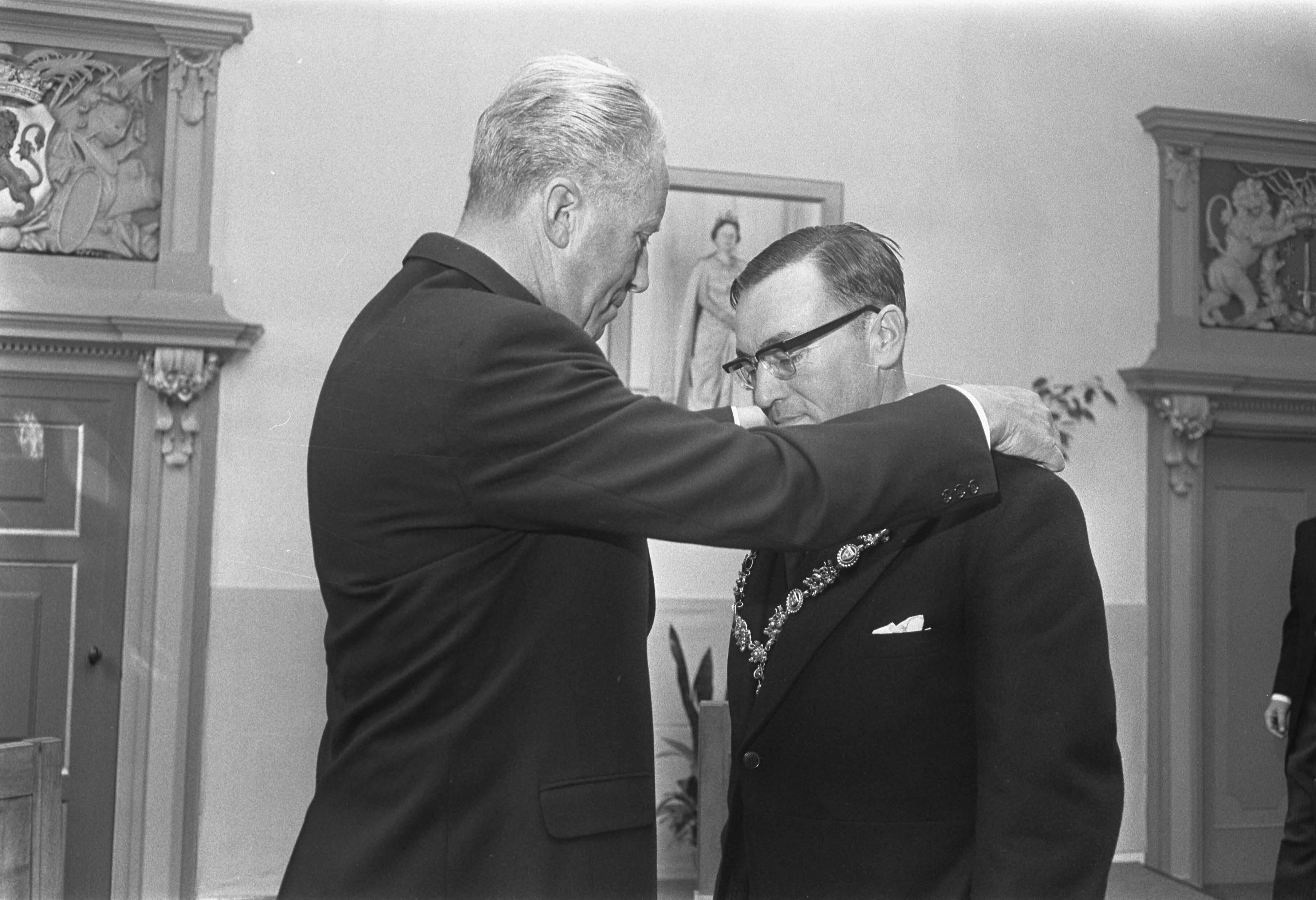Fotocollectie Anefo — Dr. L. de Gou geinstalleerd als burgemeester van Haarlem: l. ex.burg. van Haarlem Cremers en r. burgemeester De Gou — Foto: Koch, Eric / Anefo. Licentie: Set B: Rechtenvrij / Publiek Domein. Bron: Nationaal Archief. http://hdl.handle.net/10648/ab76d7f8-d0b4-102d-bcf8-003048976d84