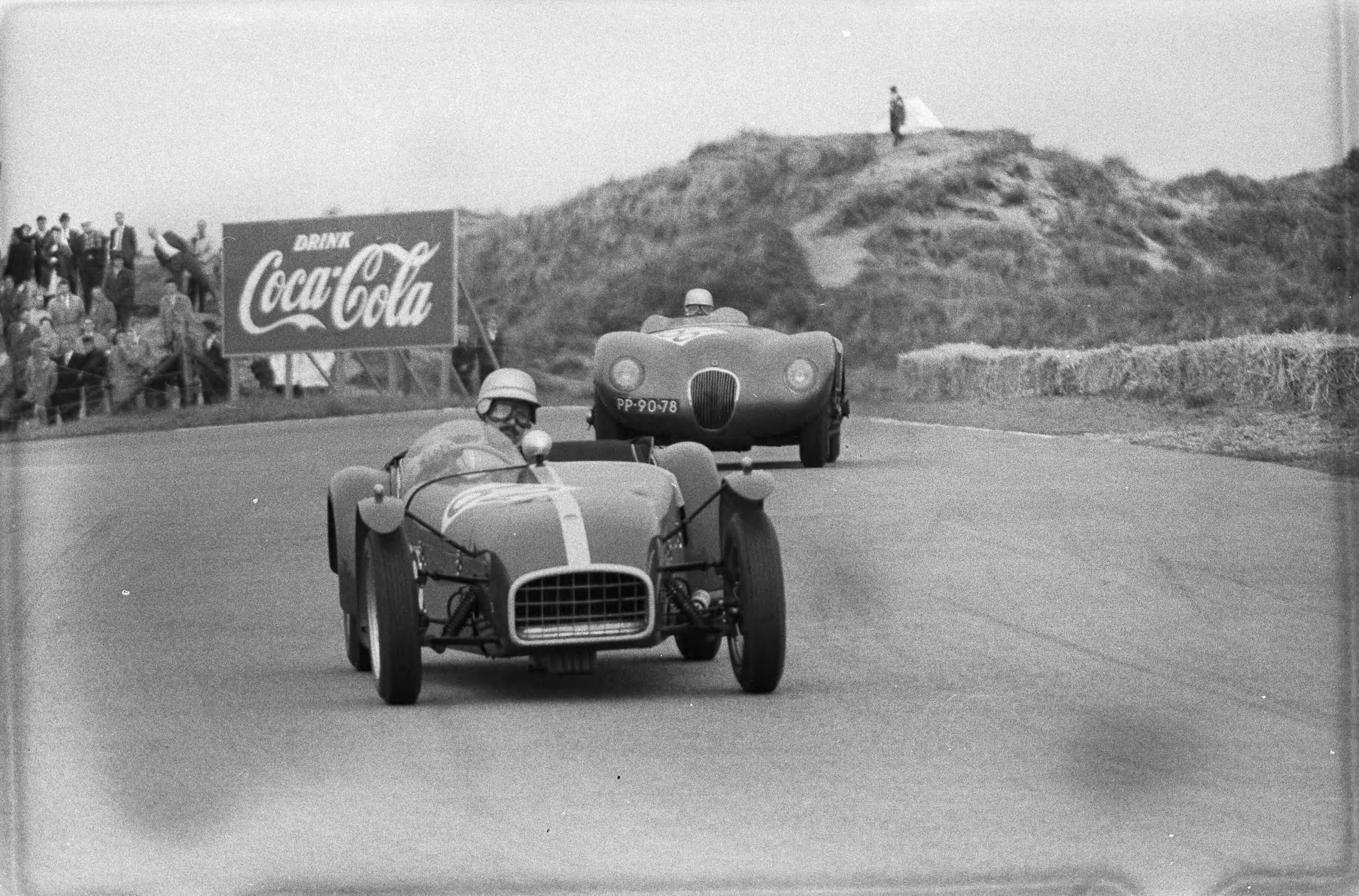 Fotocollectie Anefo — Nationale sportwagenraces op het circuit van Zandvoort, Tonio Hildebrand (Lotus 7) aan kop, daarachter Hans Maasland (Jaguar) — Foto: Pot, Harry / Anefo. Licentie: Set B: Rechtenvrij / Publiek Domein. Bron: Nationaal Archief. http://hdl.handle.net/10648/a9afbc96-d0b4-102d-bcf8-003048976d84
