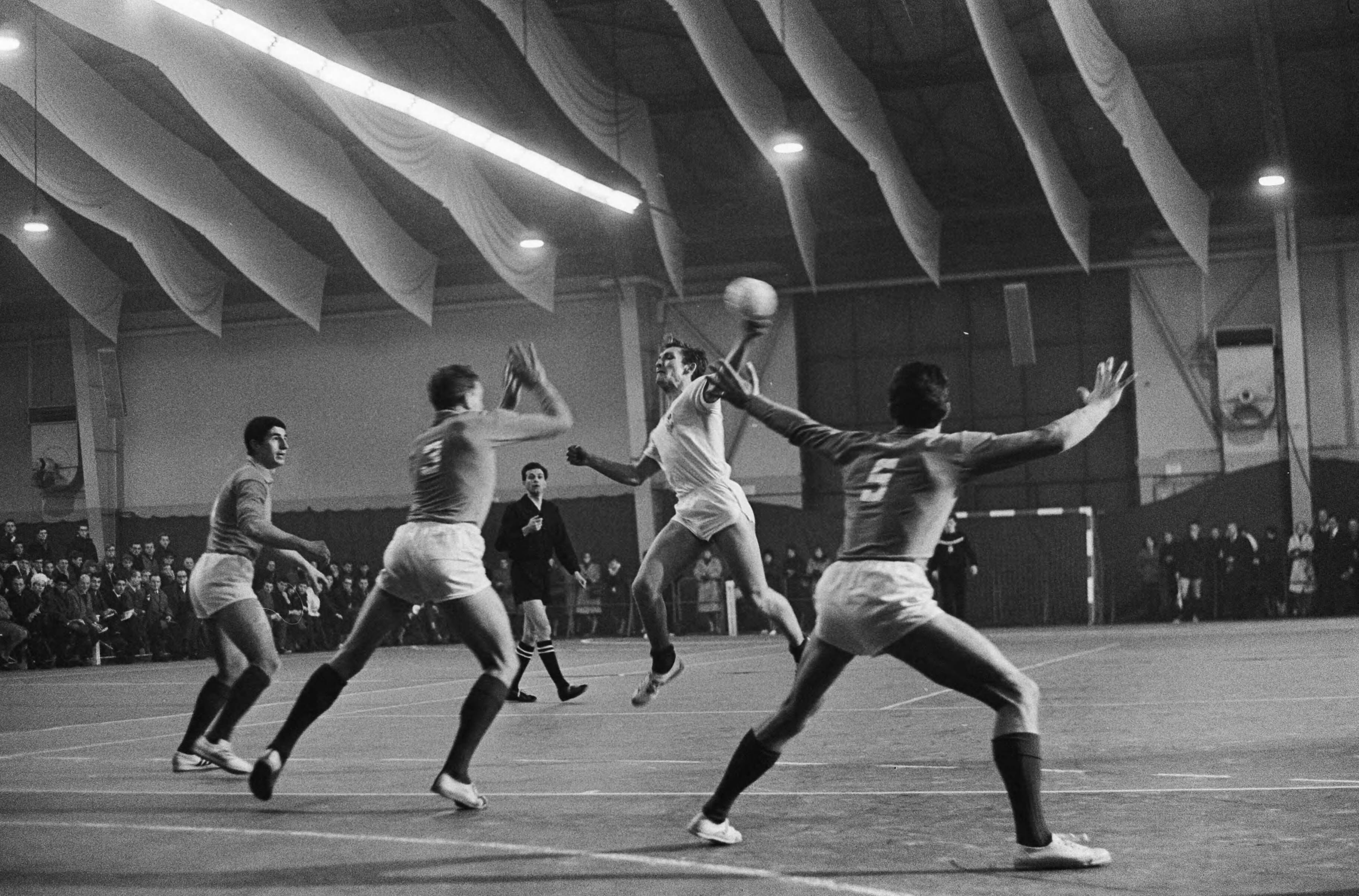 Fotocollectie Anefo — Zaalhandbal Nederland tegen Frankrijk (12-14) te Den Haag. Spelmoment, Franse aanval door A. Sellehet — Foto: Gelderen, Hugo van / Anefo. Licentie: Set B: Rechtenvrij / Publiek Domein. Bron: Nationaal Archief. http://hdl.handle.net/10648/aa91a188-d0b4-102d-bcf8-003048976d84