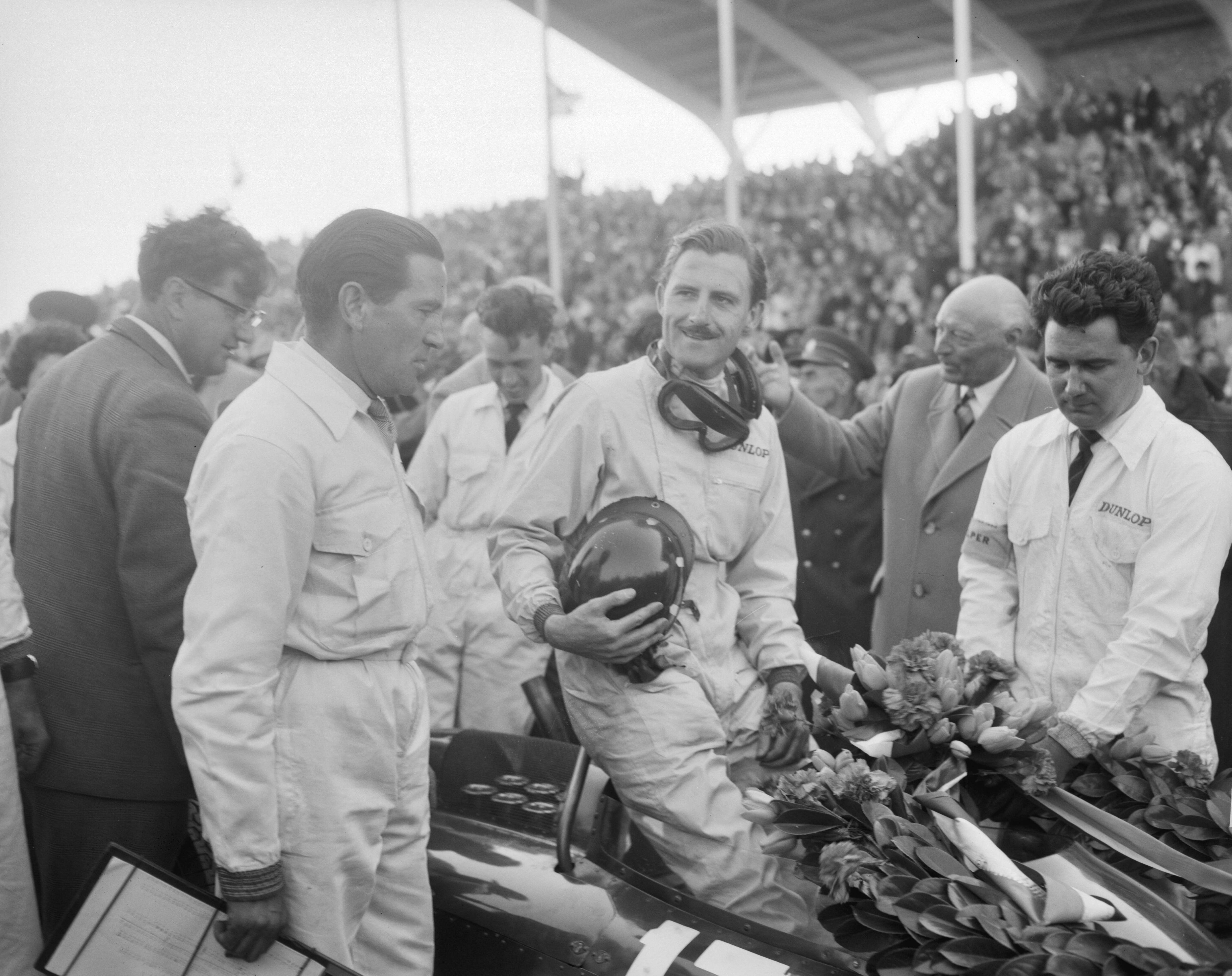 Grand Prix Zandvoort 1962 — Grand Prix van Zandvoort. Huldiging winnaar Graham Hill — Foto: Bilsen, Joop van / Anefo. Licentie: Set B: Rechtenvrij / Publiek Domein. Bron: Nationaal Archief. http://hdl.handle.net/10648/aa092894-d0b4-102d-bcf8-003048976d84