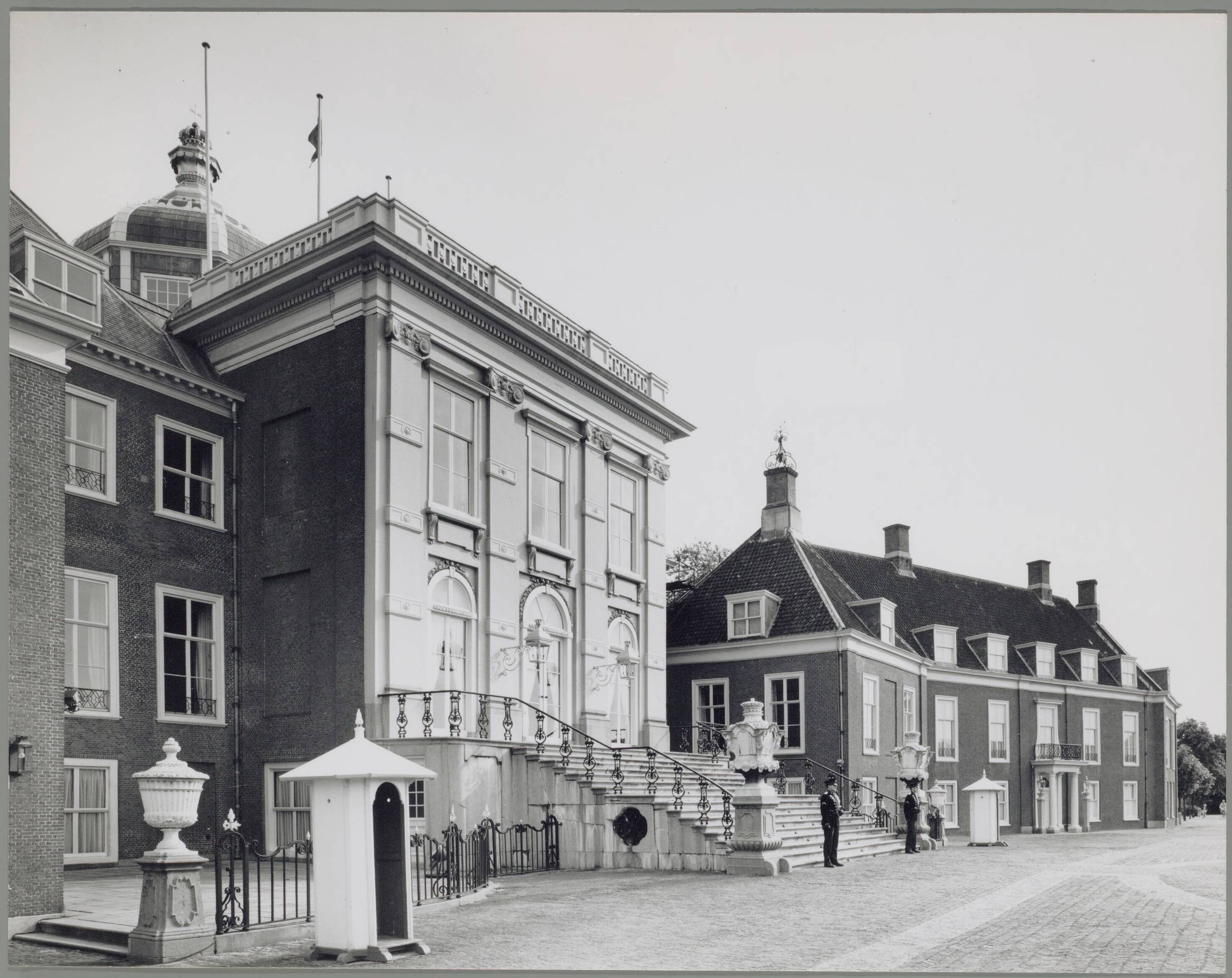 Paleis Huis ten Bosch te Den Haag — Exterieur — Foto: Hofmeester, Bart / RVD. Licentie: Set B: Rechtenvrij / Publiek Domein. Bron: Nationaal Archief. http://hdl.handle.net/10648/afa9128c-d0b4-102d-bcf8-003048976d84
