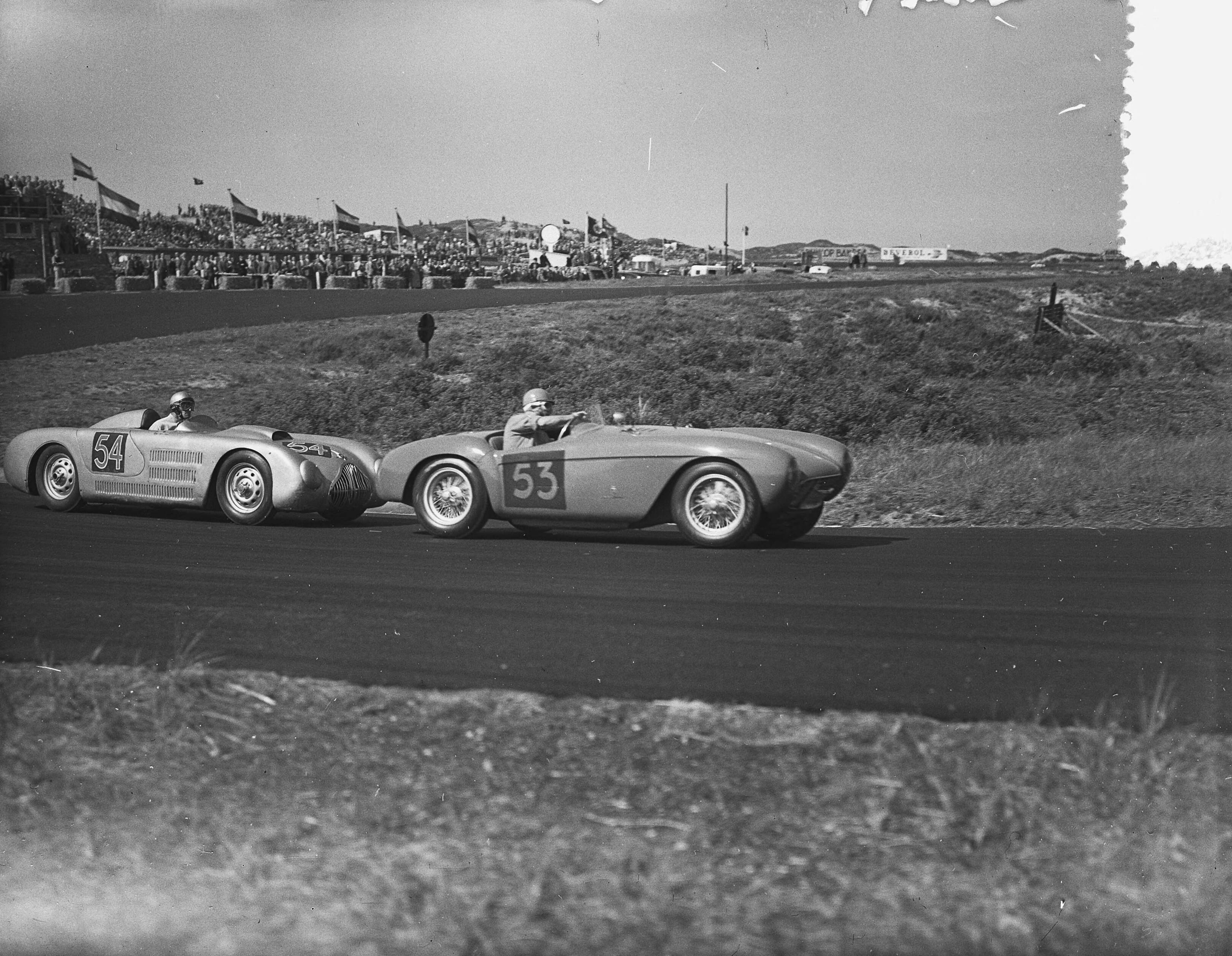 Fotocollectie Anefo — Nationale Sportwagenraces op het circuit van Zandvoort. D-klasse H. Roosdorp (53) en Klaas Barendregt (54) — Foto: Bilsen, Joop van / Anefo. Licentie: Set B: Rechtenvrij / Publiek Domein. Bron: Nationaal Archief. http://hdl.handle.net/10648/a9233ad2-d0b4-102d-bcf8-003048976d84