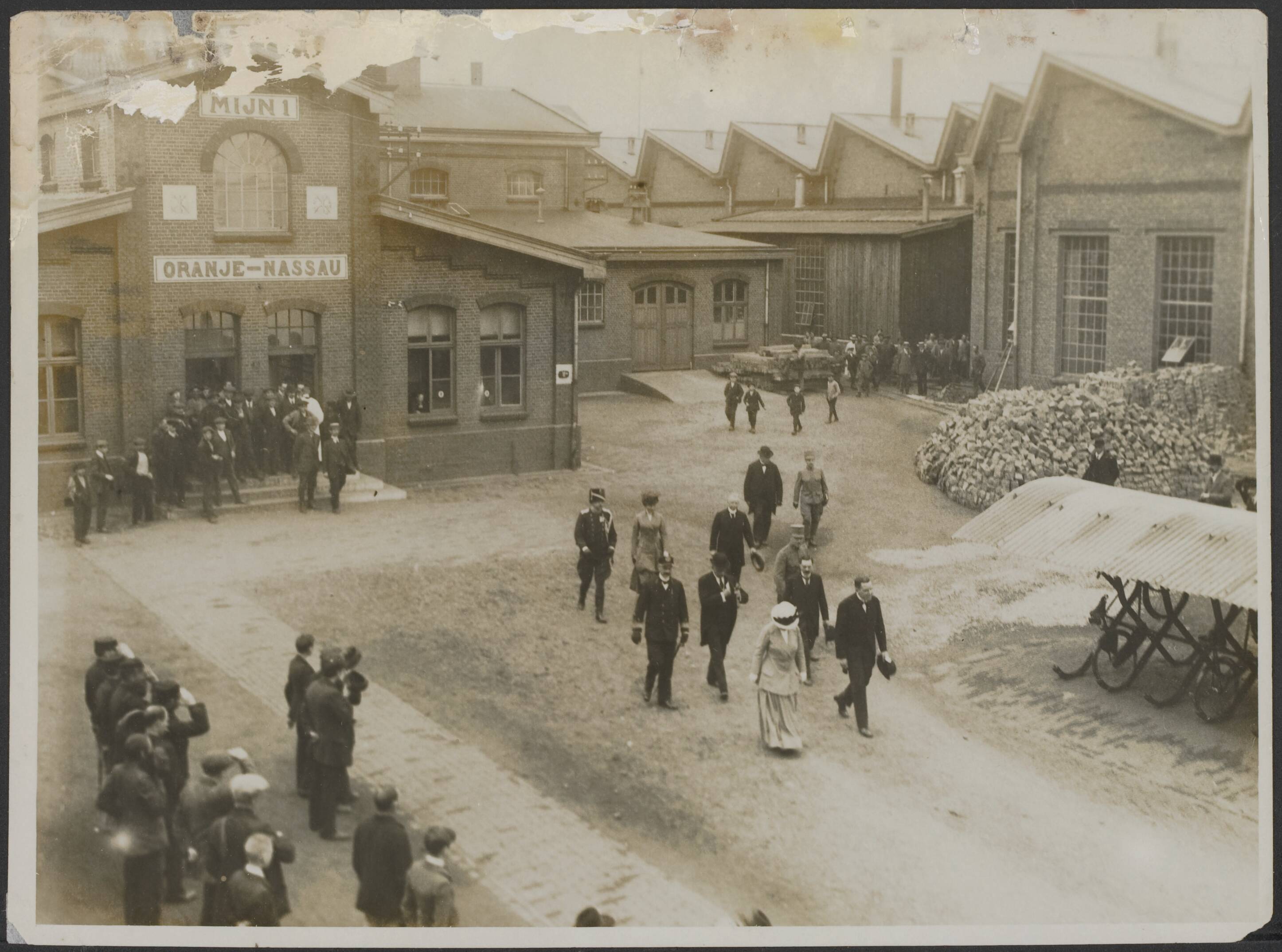 Fotocollectie Eerste Wereldoorlog — Bezoek van H.M. Koningin Wilhelmina aan de Staatsmijn Oranje-Nassau 1 te Heerlen in 1917. — Foto: N.V. Vereenigde Fotobureaux. Licentie: Set B: Rechtenvrij / Publiek Domein. Bron: Nationaal Archief. http://hdl.handle.net/10648/af970678-d0b4-102d-bcf8-003048976d84