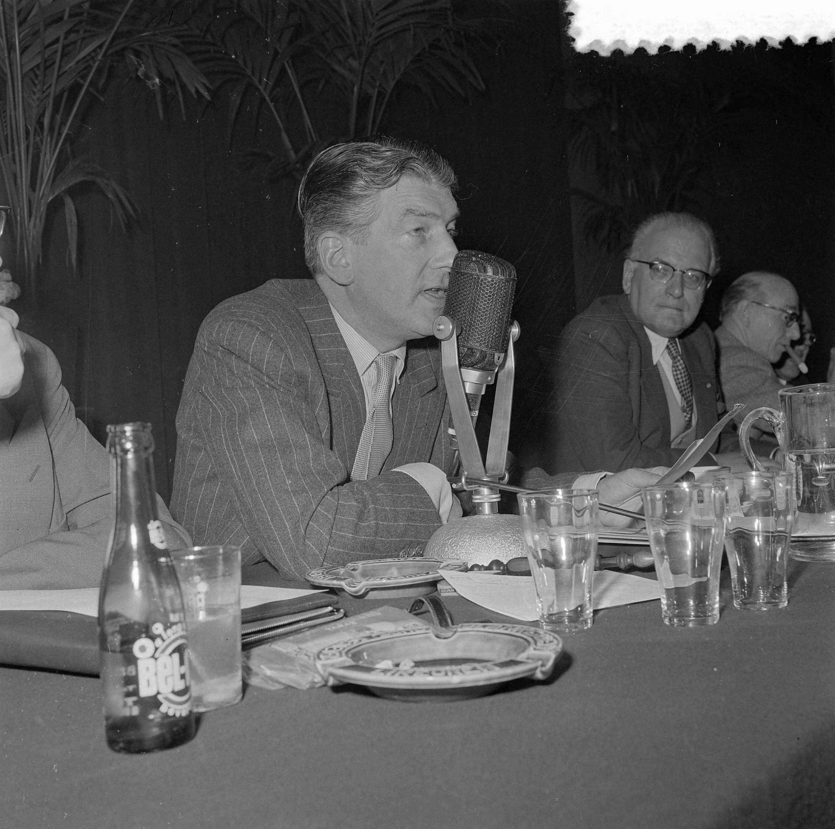 Fotocollectie Anefo — Journalistencongres in Utrecht — Foto: Behrens, Herbert F. / Anefo. Licentie: Set B: Rechtenvrij / Publiek Domein. Bron: Nationaal Archief. http://hdl.handle.net/10648/a95ad26c-d0b4-102d-bcf8-003048976d84