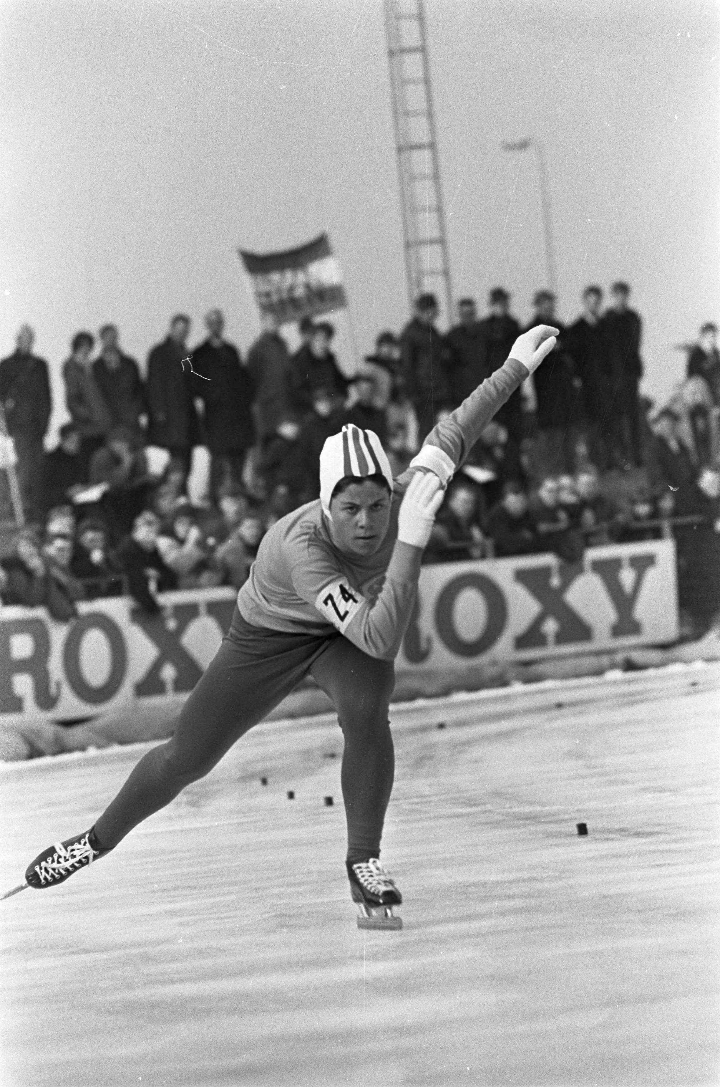 Fotocollectie Anefo — WK schaatsen te Deventer dames — Foto: Kroon, Ron / Anefo. Licentie: Set B: Rechtenvrij / Publiek Domein. Bron: Nationaal Archief. http://hdl.handle.net/10648/ab10447a-d0b4-102d-bcf8-003048976d84