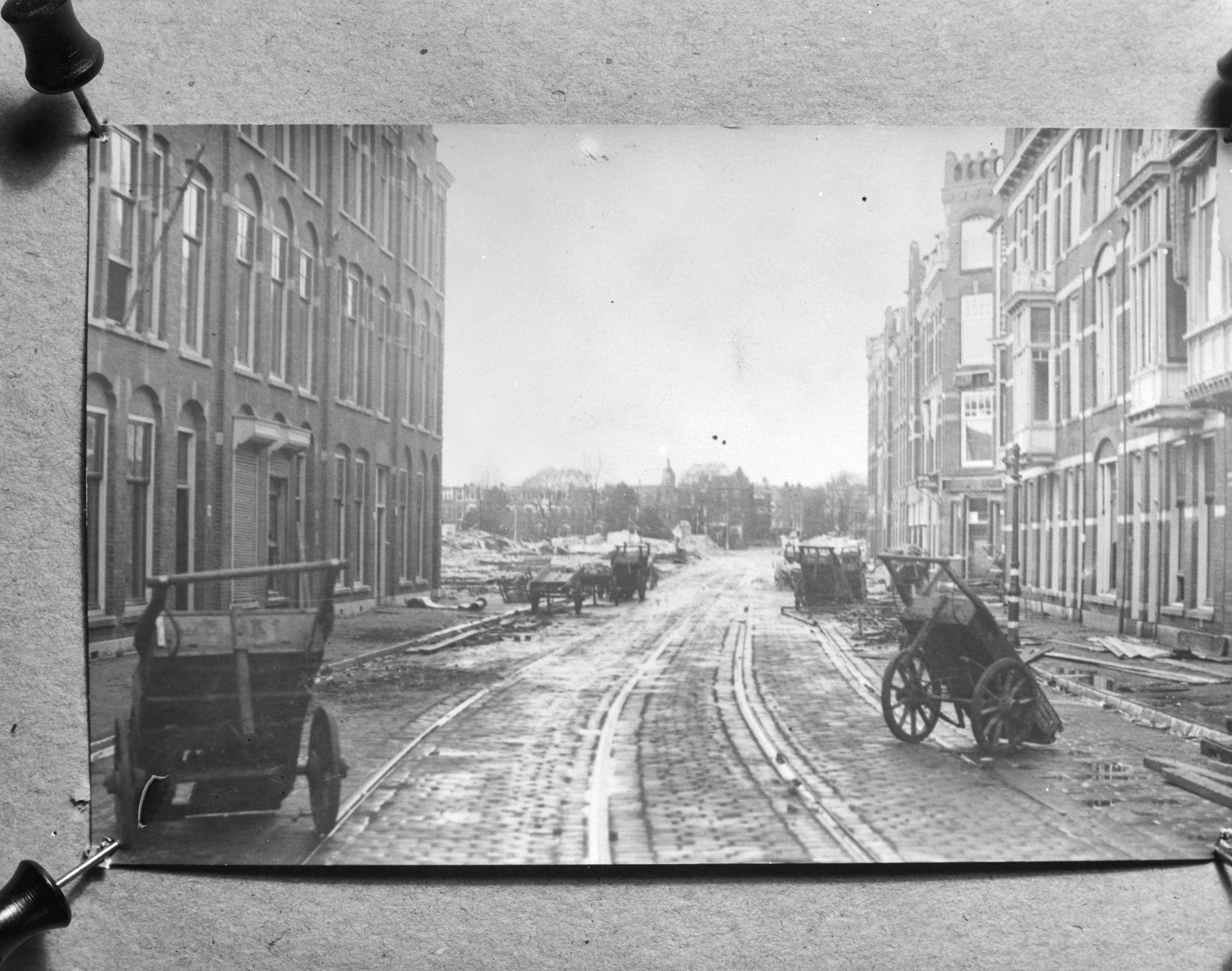 Fotocollectie Anefo — Den Haag. Afbraak voor bouw Atlantikwall. 2e Sweelinckstraat, gezien van de Groot Hertoginnelaan — Foto: Doka / Anefo. Licentie: Set B: Rechtenvrij / Publiek Domein. Bron: Nationaal Archief. http://hdl.handle.net/10648/ad7d4ec4-d0b4-102d-bcf8-003048976d84
