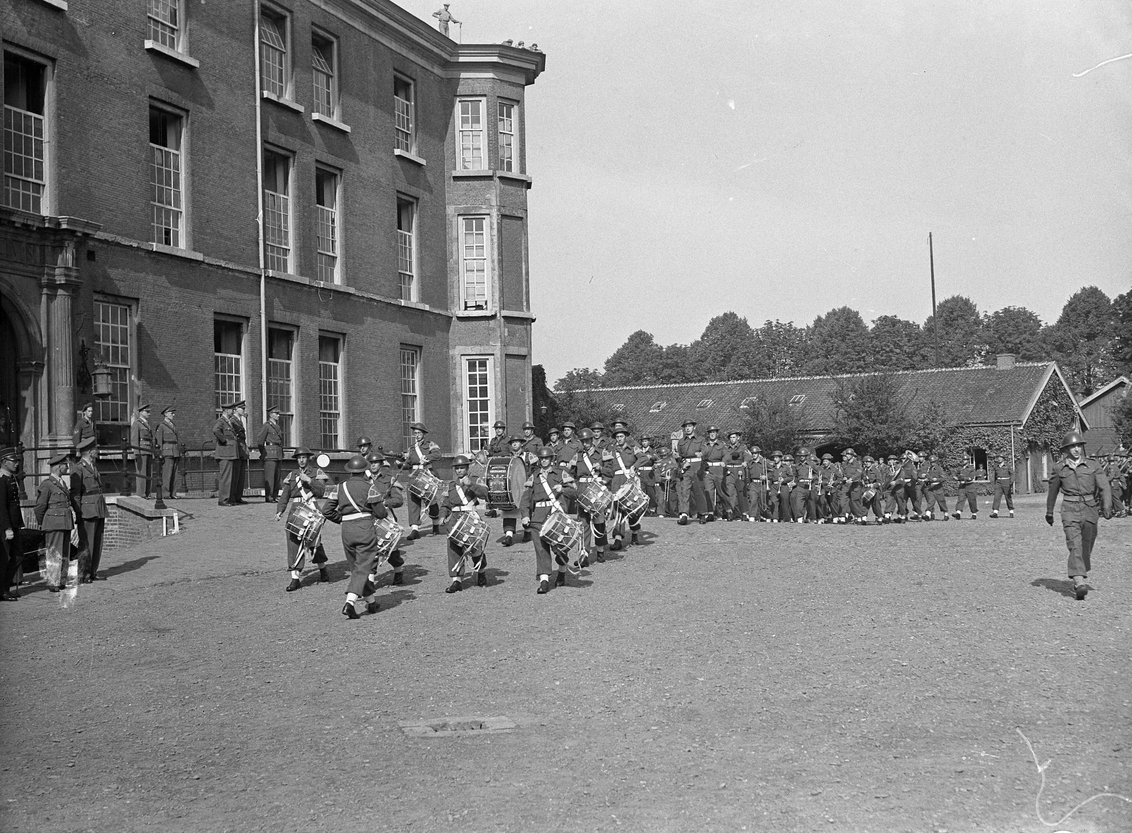 Fotocollectie Anefo — Afscheidsparade opleidingscursus Reserve-officieren Breda. Defilé bij het kasteel van Breda (kMA) — Foto: Wisman, Bram / Anefo. Licentie: Set B: Rechtenvrij / Publiek Domein. Bron: Nationaal Archief. http://hdl.handle.net/10648/a8ad03a8-d0b4-102d-bcf8-003048976d84