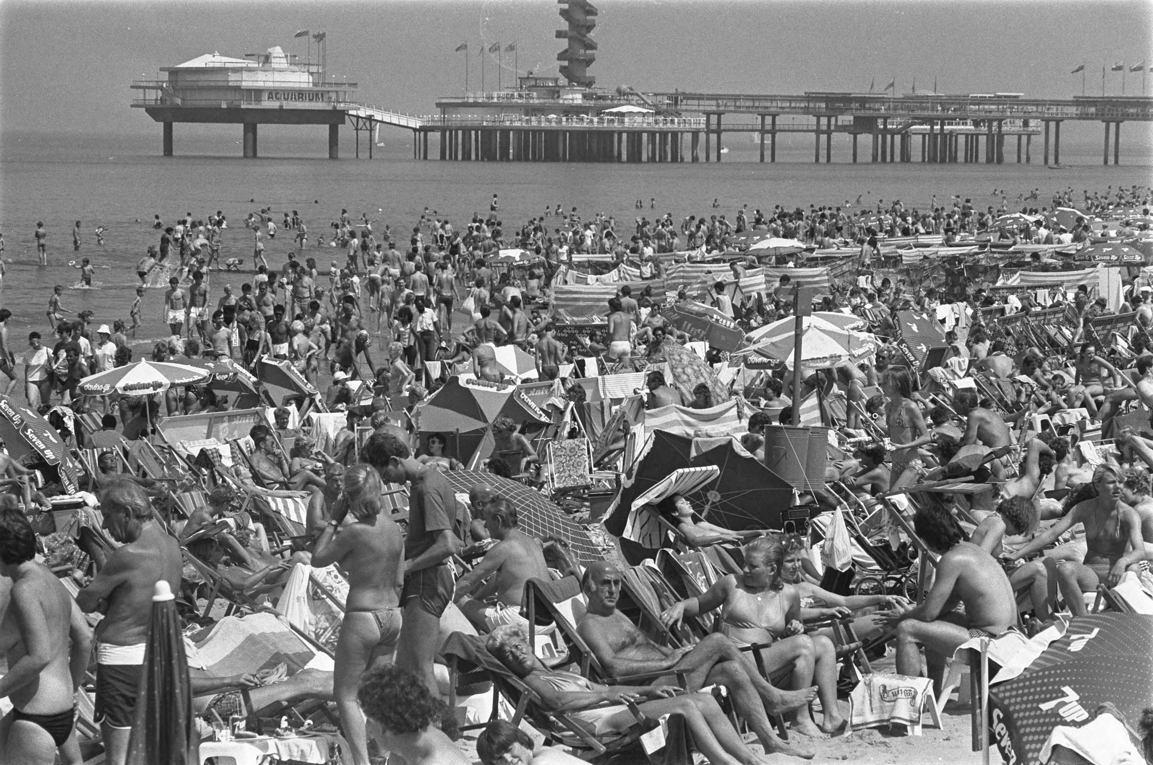 Fotocollectie Anefo — Eerste weekend met zomerweer; grote drukte op strand Scheveningen — Foto: Antonisse, Marcel / Anefo. Licentie: Set B: Rechtenvrij / Publiek Domein. Bron: Nationaal Archief. http://hdl.handle.net/10648/ad3b0596-d0b4-102d-bcf8-003048976d84