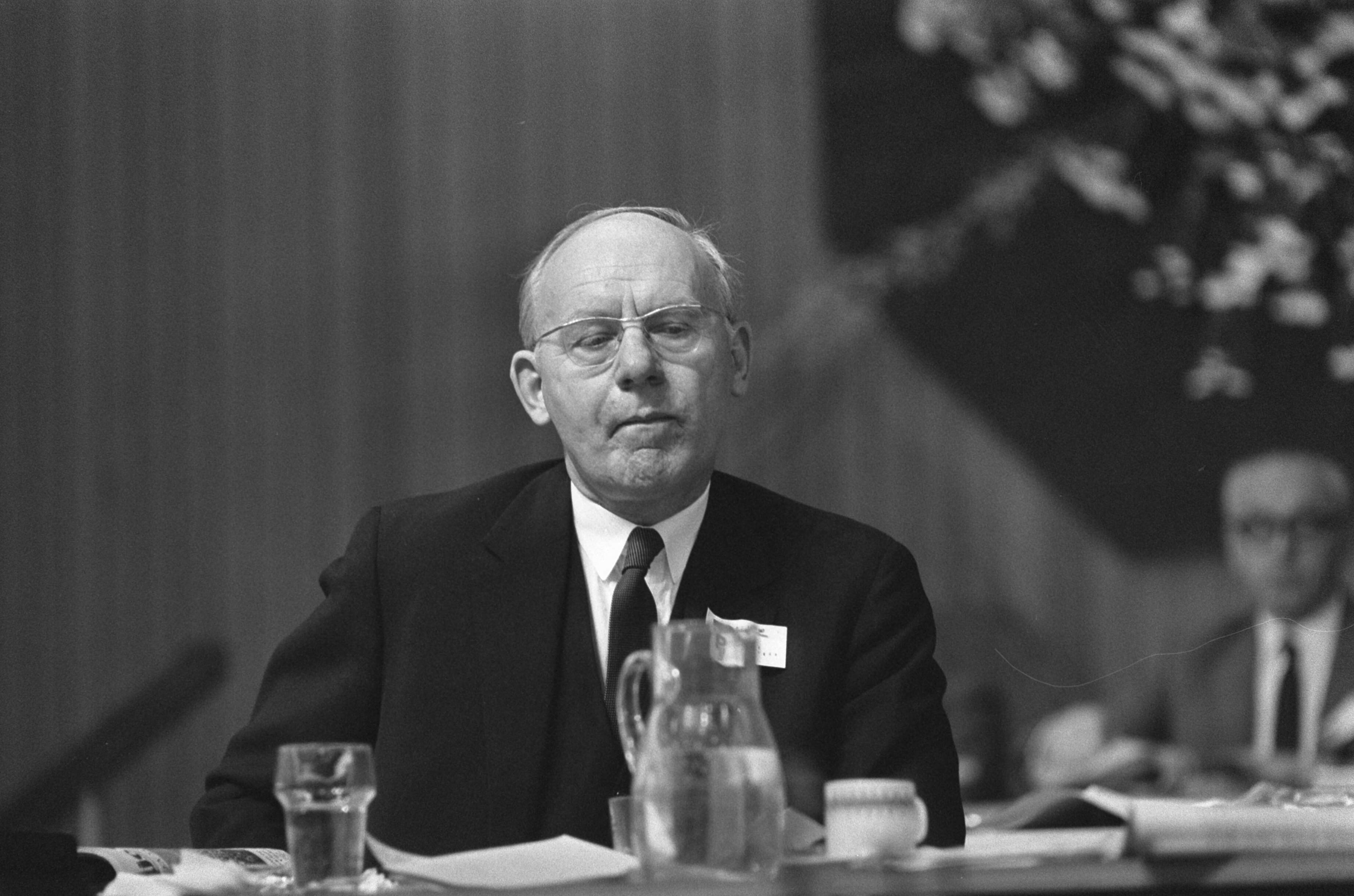 Fotocollectie Anefo — PVDA-congres tweede dag te Groningen. Vondeling — Foto: Evers, Joost / Anefo. Licentie: Set B: Rechtenvrij / Publiek Domein. Bron: Nationaal Archief. http://hdl.handle.net/10648/ab89917c-d0b4-102d-bcf8-003048976d84