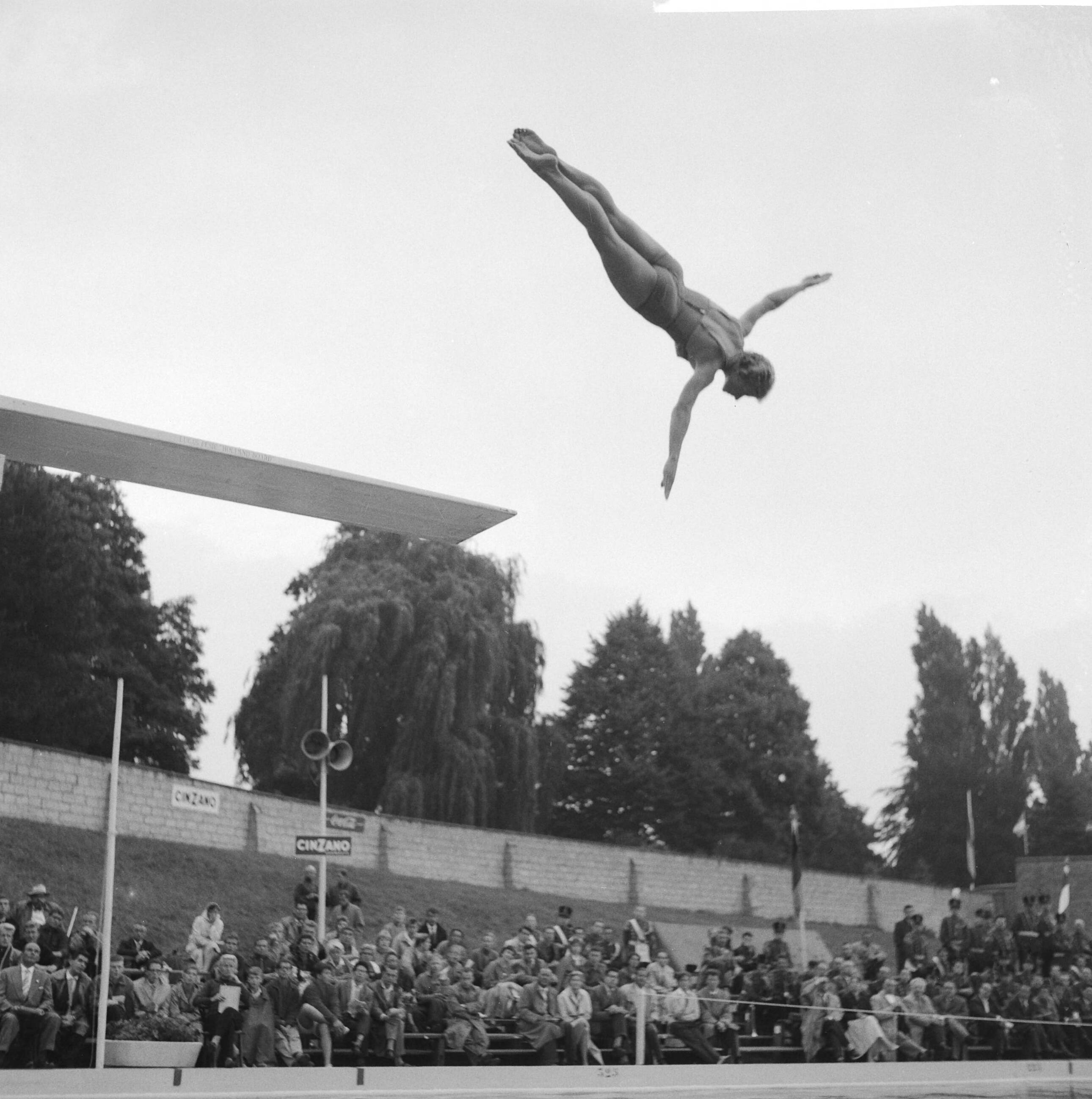 Fotocollectie Anefo — Zwemwedstrijden Nederland tegen Duitsland te Maastricht, winnares schoonspringen Greetje Lugthart in actie — Foto: Behrens, Herbert F. / Anefo. Licentie: Set B: Rechtenvrij / Publiek Domein. Bron: Nationaal Archief. http://hdl.handle.net/10648/a9b3ee10-d0b4-102d-bcf8-003048976d84