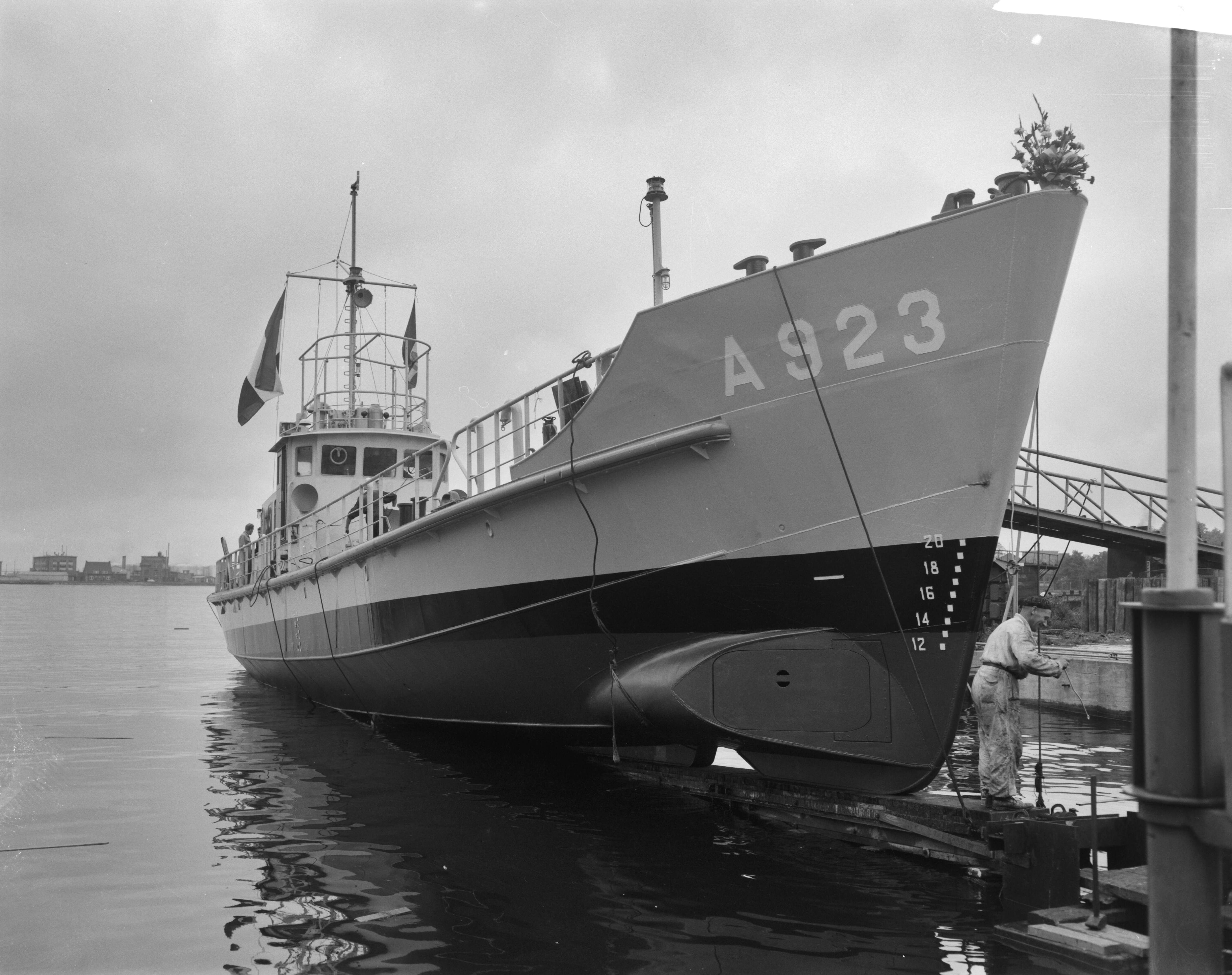 Fotocollectie Anefo — Tewaterlating te Zaandam van het Torpedo-inschietvaartuig "Van Bochove" van de Koninklijke Marine bij de Zaanlandse Scheepsbouwmaatschappij door de vrouw van de directeur van de bewapeningswerkplaats der Marine te Den Helder, mevr. Reiche-Van Aardenne. Dit vaartuig wordt genoemd naar wijlen luitenant-ter-zee der eerste klasse P.D. van Bochoven, in leven hoofd van het inschietbedrijf van de Kon. Marine, die gedurende de uitoefening van zijn functie tengevolge van een tragisch ongeval op 7 juli 1959 om het leven kwam — Foto: Bilsen, Joop van / Anefo. Licentie: Set B: Rechtenvrij / Publiek Domein. Bron: Nationaal Archief. http://hdl.handle.net/10648/aa110726-d0b4-102d-bcf8-003048976d84