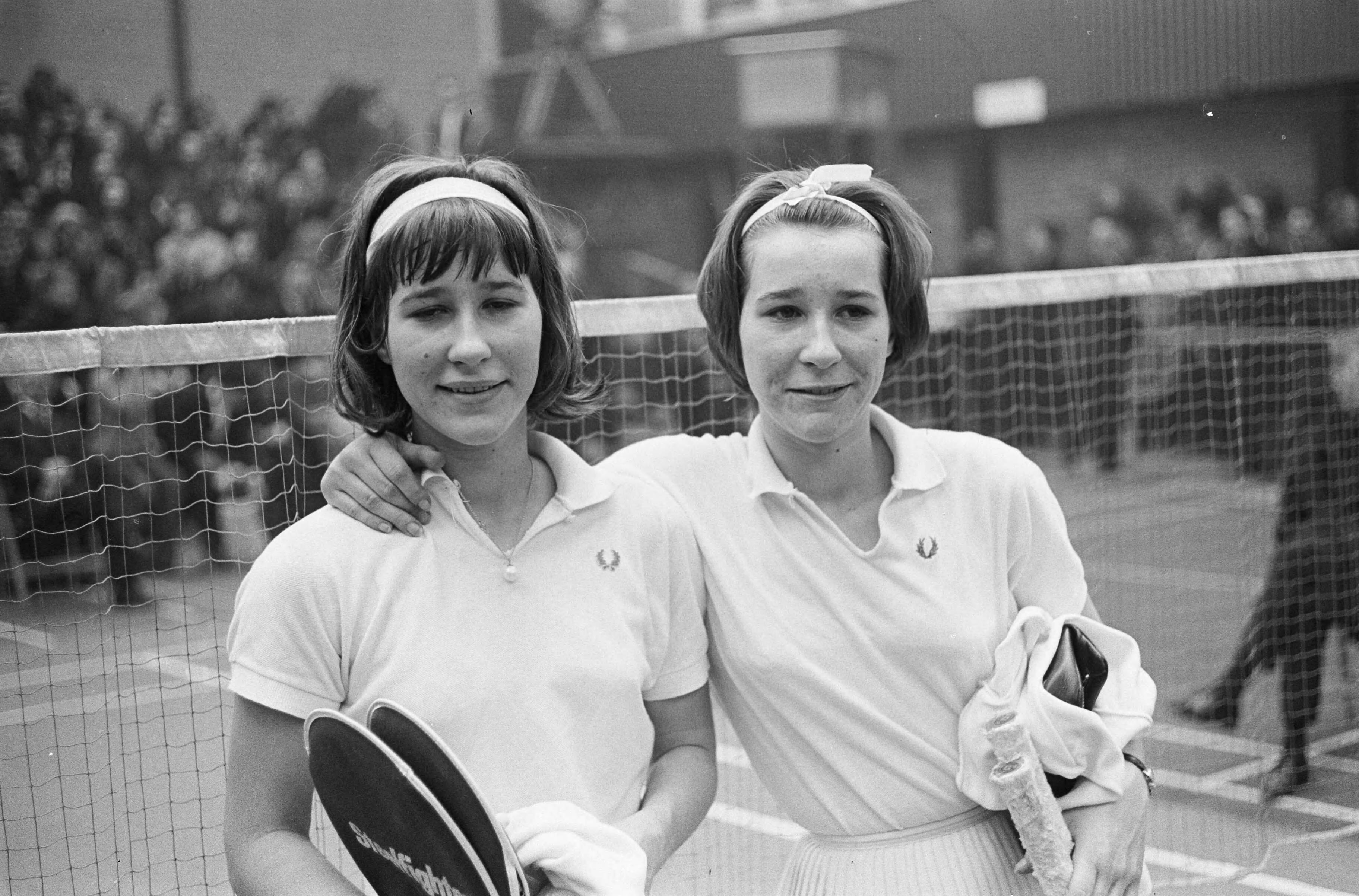 Fotocollectie Anefo — Internationale Badmintonkampioenschappen te Haarlem. Winnnaars damesdubbel, de Deense tweeling Bente en Anne Flindt (rechts) — Foto: Pot, Harry / Anefo. Licentie: Set B: Rechtenvrij / Publiek Domein. Bron: Nationaal Archief. http://hdl.handle.net/10648/aa293c42-d0b4-102d-bcf8-003048976d84
