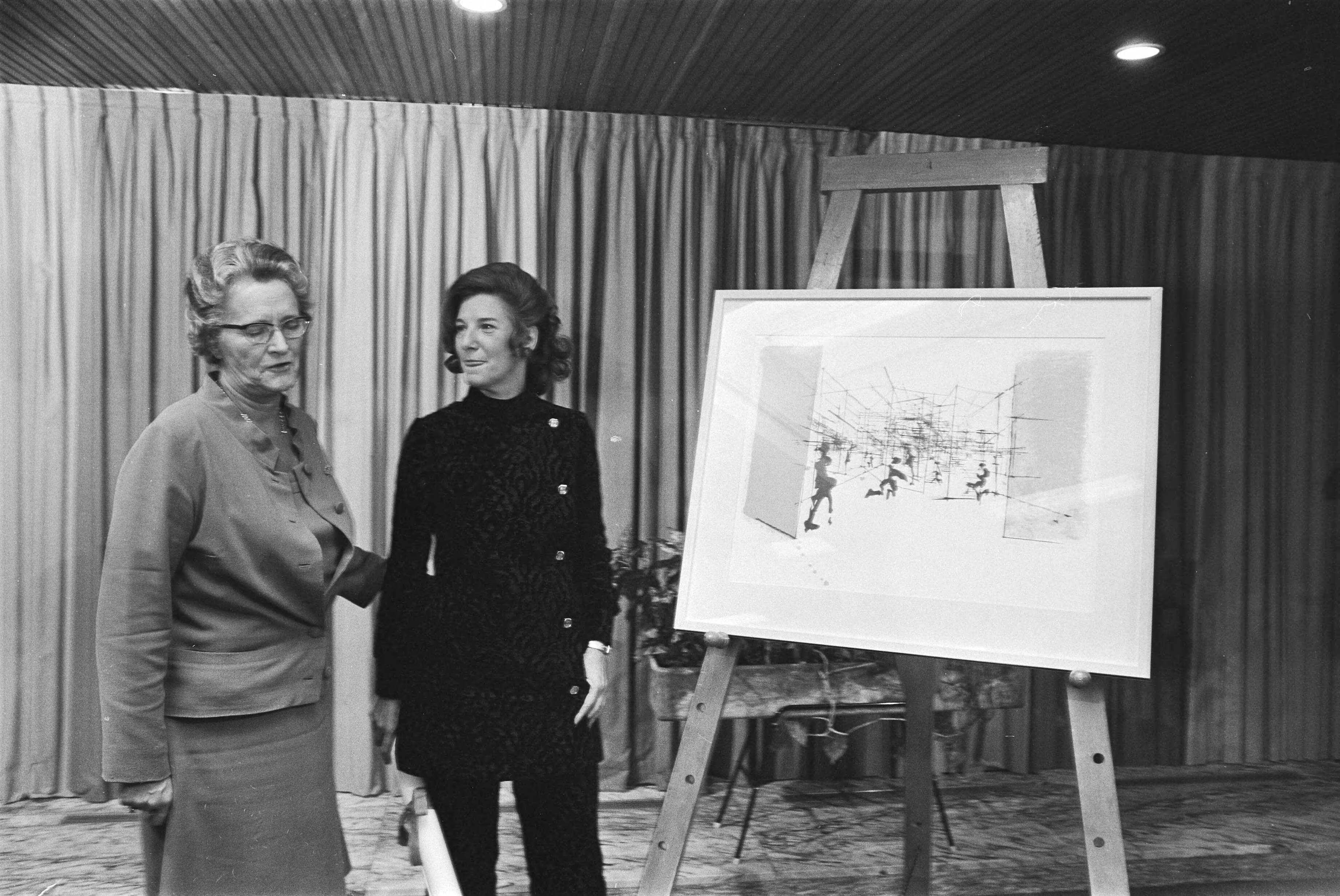 Fotocollectie Anefo — Minister Klompé reikt de Staatsprijs voor Kinder- en Jeugdliteratuur uit aan Miep Diekmann (rechts) op het ministerie van CRM te Rijswijk — Foto: Verhoeff, Bert / Anefo. Licentie: Set B: Rechtenvrij / Publiek Domein. Bron: Nationaal Archief. http://hdl.handle.net/10648/aba90020-d0b4-102d-bcf8-003048976d84