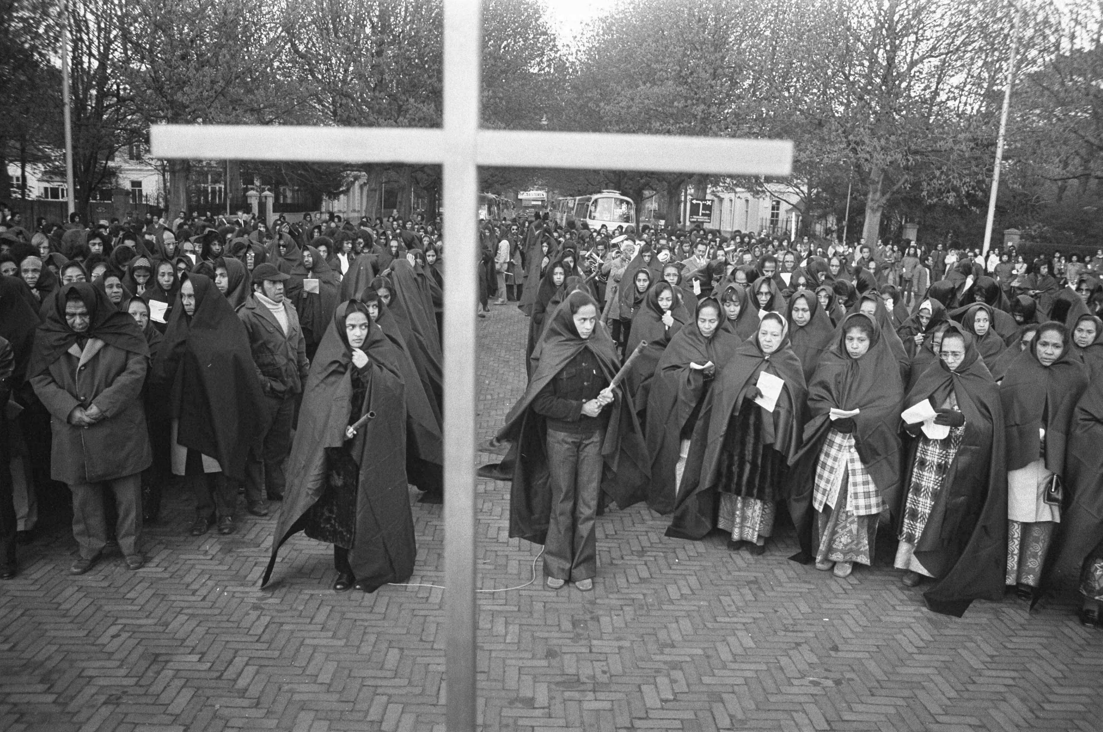 Zuid-Molukkers houden een bijeenkomst in Houtrusthal te Den Haag i.v.m. 22 jarig bestaan Republiek der Zuid-Molukkers — Zuid-Molukkers houden klaagdienst op Plein 1813 — Foto: Fotograaf Onbekend / Anefo. Licentie: Set B: Rechtenvrij / Publiek Domein. Bron: Nationaal Archief. http://hdl.handle.net/10648/abe7e75e-d0b4-102d-bcf8-003048976d84