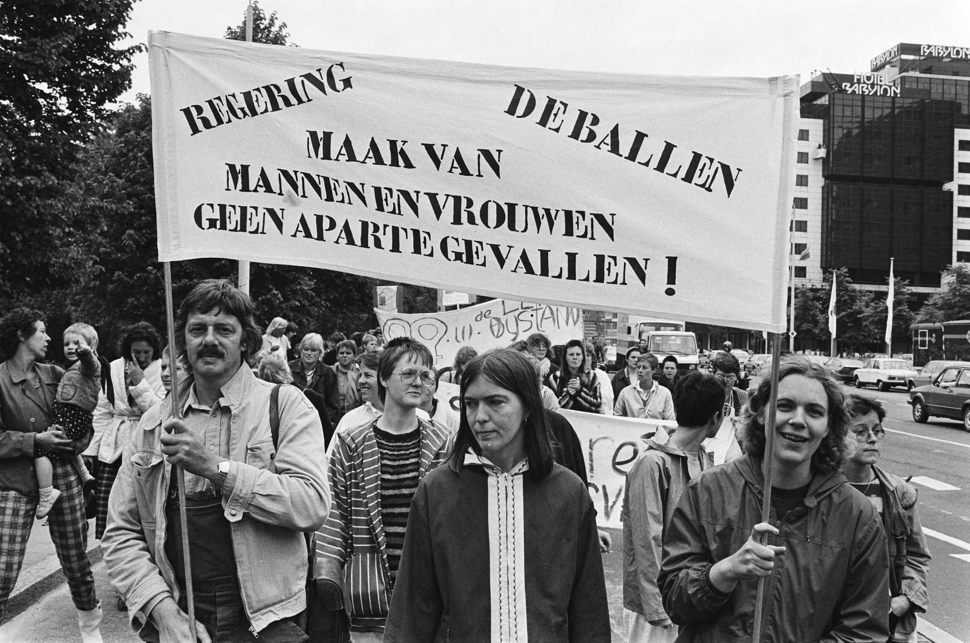 Fotocollectie Anefo — Demonstratie tegen verslechtering van de positie en inkomen van vrouwen met bijstand in Den Haag ; de demonstranten Den Haag — Foto: Antonisse, Marcel / Anefo. Licentie: Set B: Rechtenvrij / Publiek Domein. Bron: Nationaal Archief. http://hdl.handle.net/10648/ad1848d0-d0b4-102d-bcf8-003048976d84