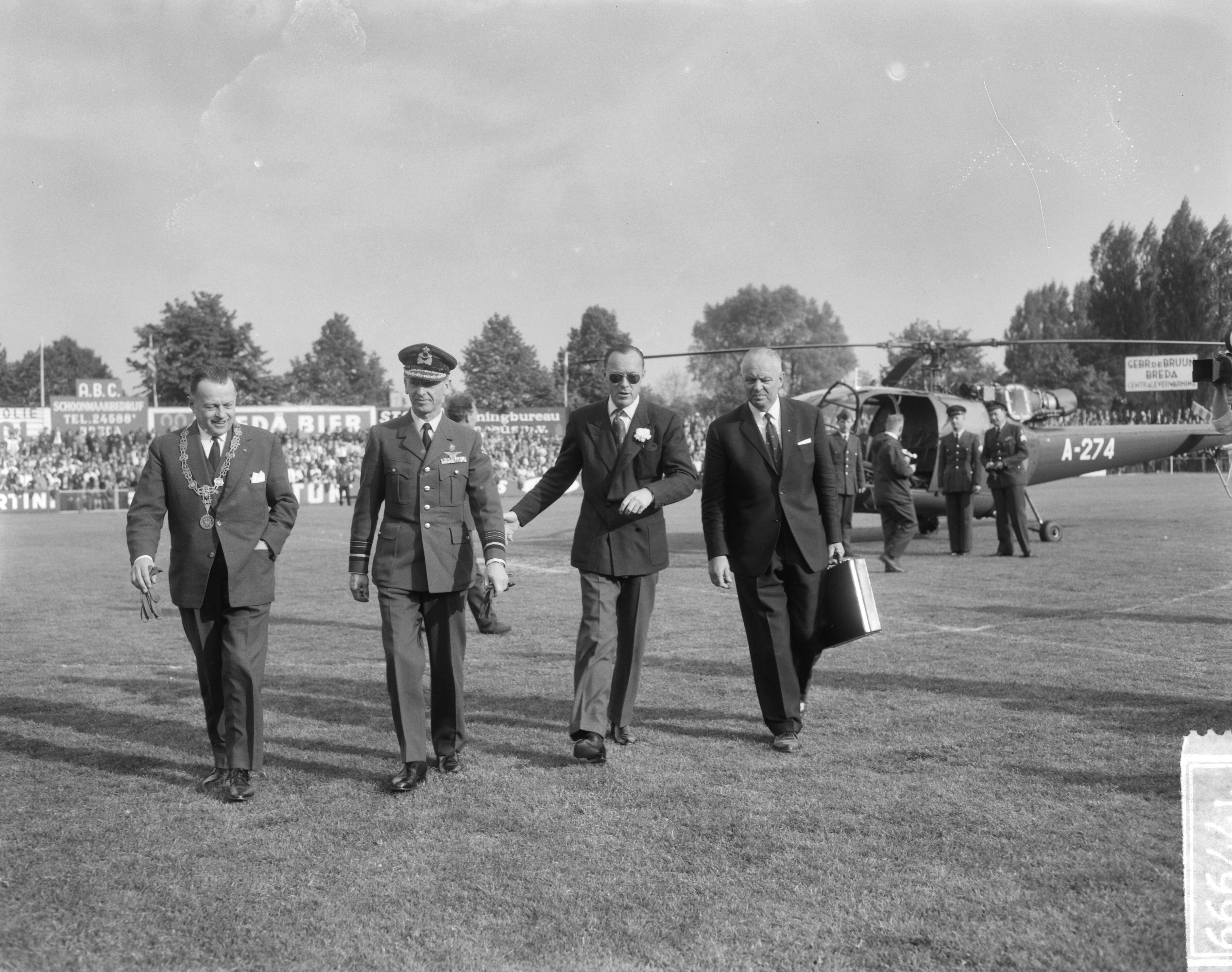 Fotocollectie Anefo — Voetbal. Oud-Internationals Nederland tegen Engeland 6-2, Prins Bernhard arriveerde per helikopter op het veld. Naast hem (met koffer) dr. Hans Tetzner. Links de burgemeester van Breda, R.M.A.A. Geuljans — Foto: Bilsen, Joop van / Anefo. Licentie: Set B: Rechtenvrij / Publiek Domein. Bron: Nationaal Archief. http://hdl.handle.net/10648/aaa9b084-d0b4-102d-bcf8-003048976d84