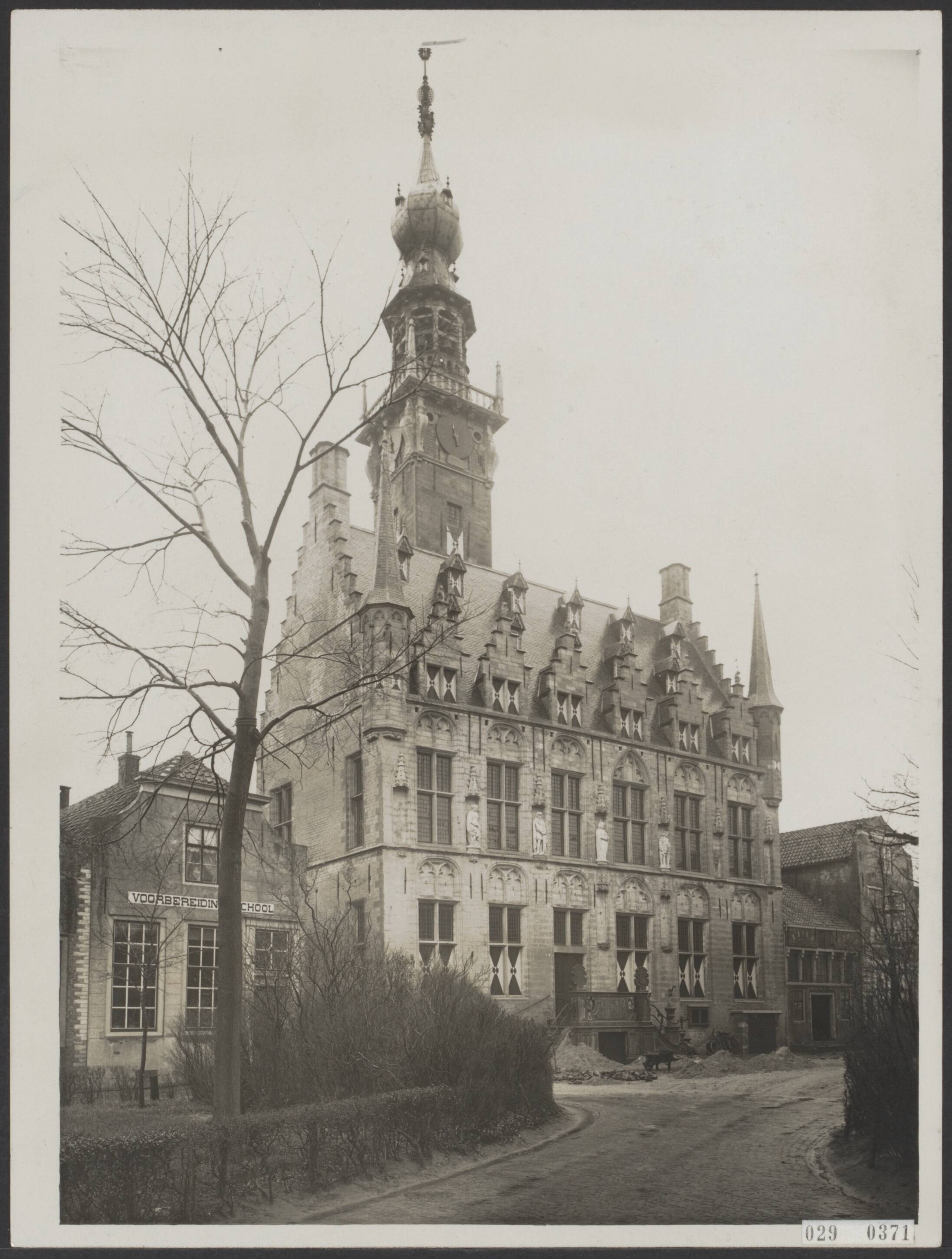 Fotocollectie Elsevier Binnenland — Het stadhuis van Veere is gerestaureerd en zal 14 december 1934 officieel in gebruik genomen worden — Foto: N.V. Polygoon. Licentie: Set B: Rechtenvrij / Publiek Domein. Bron: Nationaal Archief. http://hdl.handle.net/10648/ade1bad0-d0b4-102d-bcf8-003048976d84