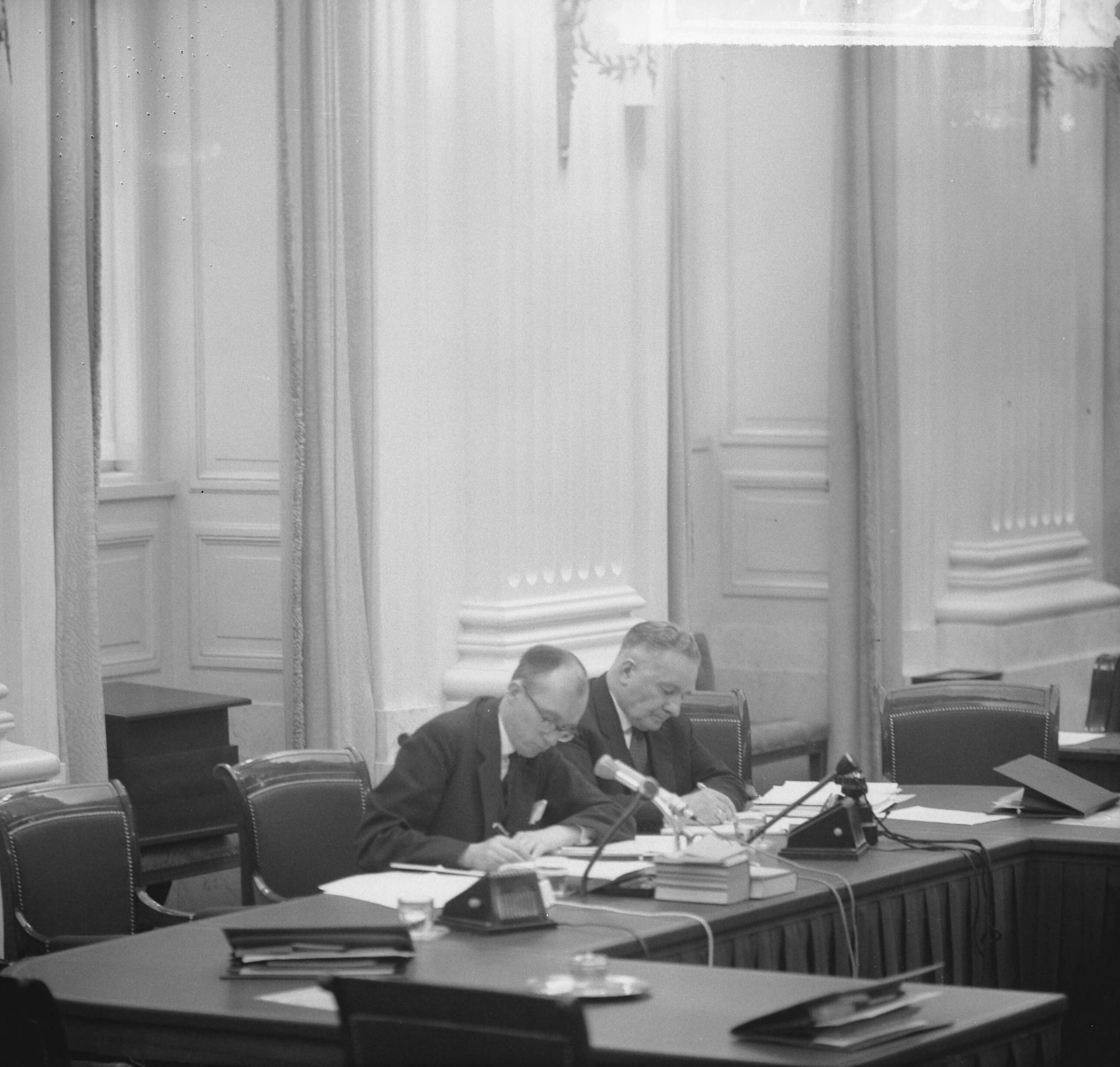 Fotocollectie Anefo — Tweede Kamer, belastingdebatten, achter de regeringstafel minister van Financiën Witteveen en staatssecretaris Van den Berge — Foto: Nijs, Jac. de / Anefo. Licentie: Set B: Rechtenvrij / Publiek Domein. Bron: Nationaal Archief. http://hdl.handle.net/10648/aa85541e-d0b4-102d-bcf8-003048976d84