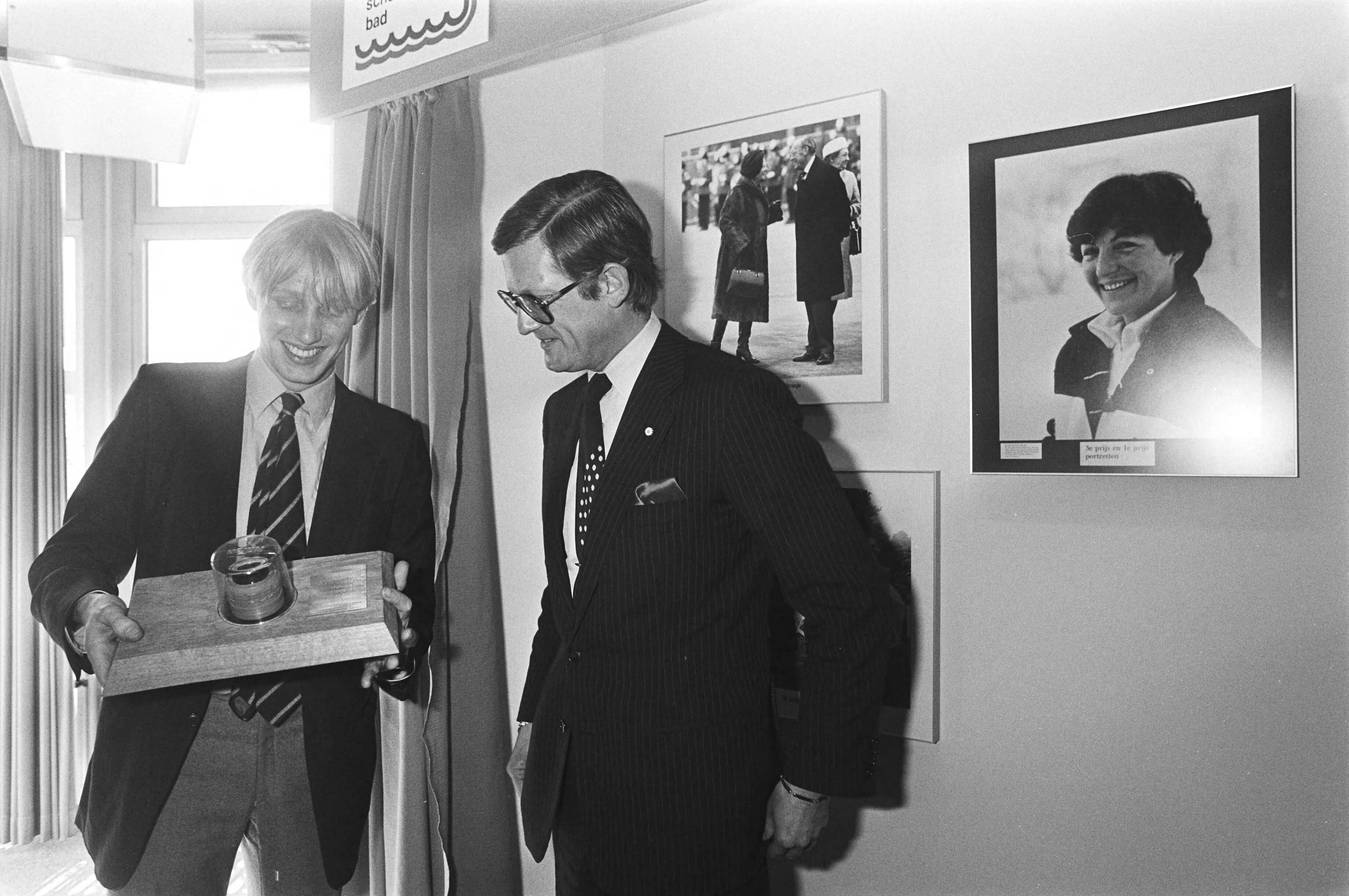 Fotocollectie Anefo — Uitreiking Oranje-wissel-objectief-1980 door Pieter van Vollenhoven aan Pieter Magielsen , Magielsen, Van Vollenhoven en de prijs — Foto: Dijk, Hans van / Anefo. Licentie: Set B: Rechtenvrij / Publiek Domein. Bron: Nationaal Archief. http://hdl.handle.net/10648/acf99a70-d0b4-102d-bcf8-003048976d84
