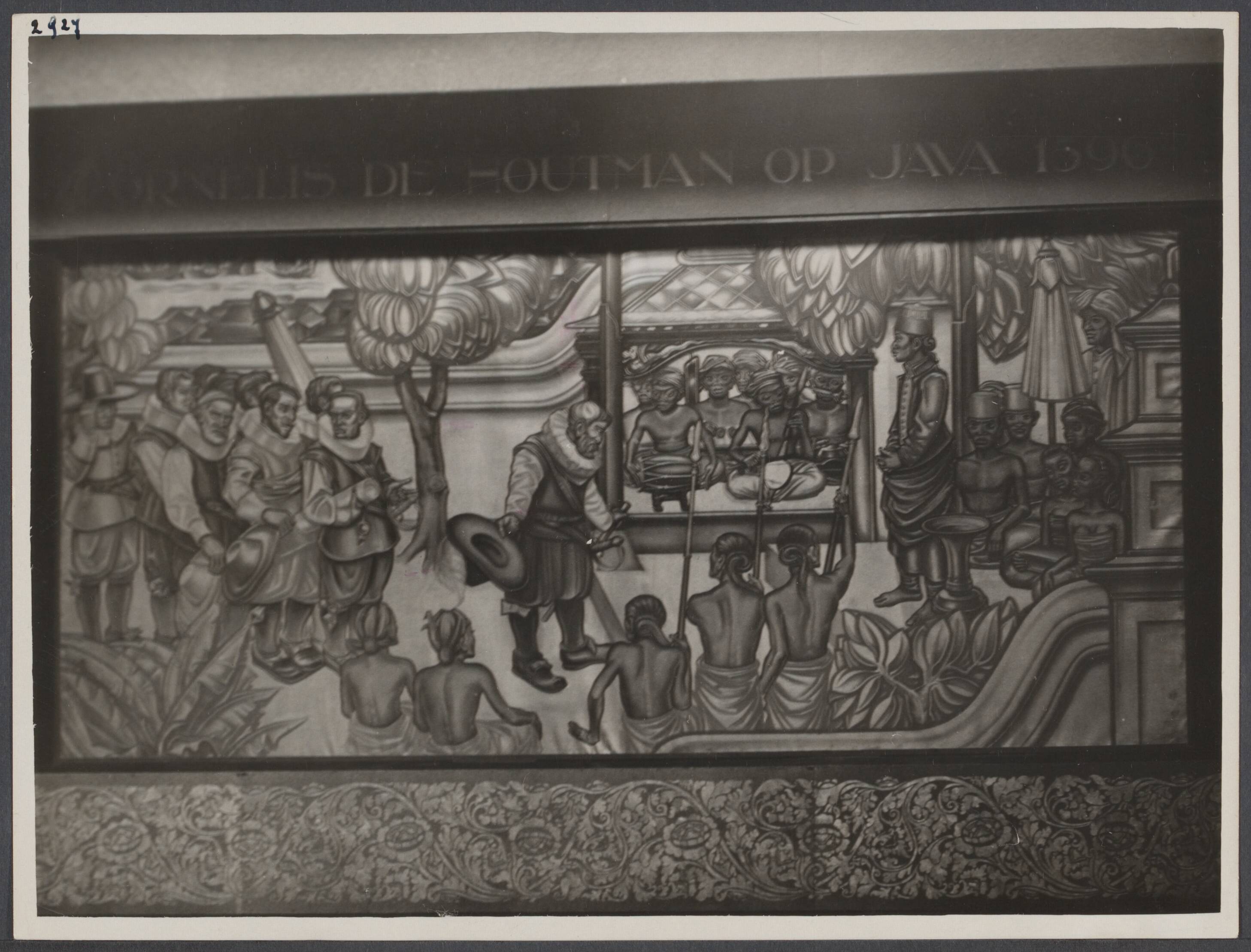 Koloniale tentoonstellingen, Den Haag 1932 - Nederland — Indische Tentoonstelling in het Westbroekpark te Scheveningen [afbeelding van aankomst van Cornelis de Houtman op Java 1596] — Foto: Onbekend / Publiek Domein of Rechtenvrij. Licentie: Set B: Rechtenvrij / Publiek Domein. Bron: Nationaal Archief. http://hdl.handle.net/10648/94dc1642-506e-a67e-219a-36b96ca9191d