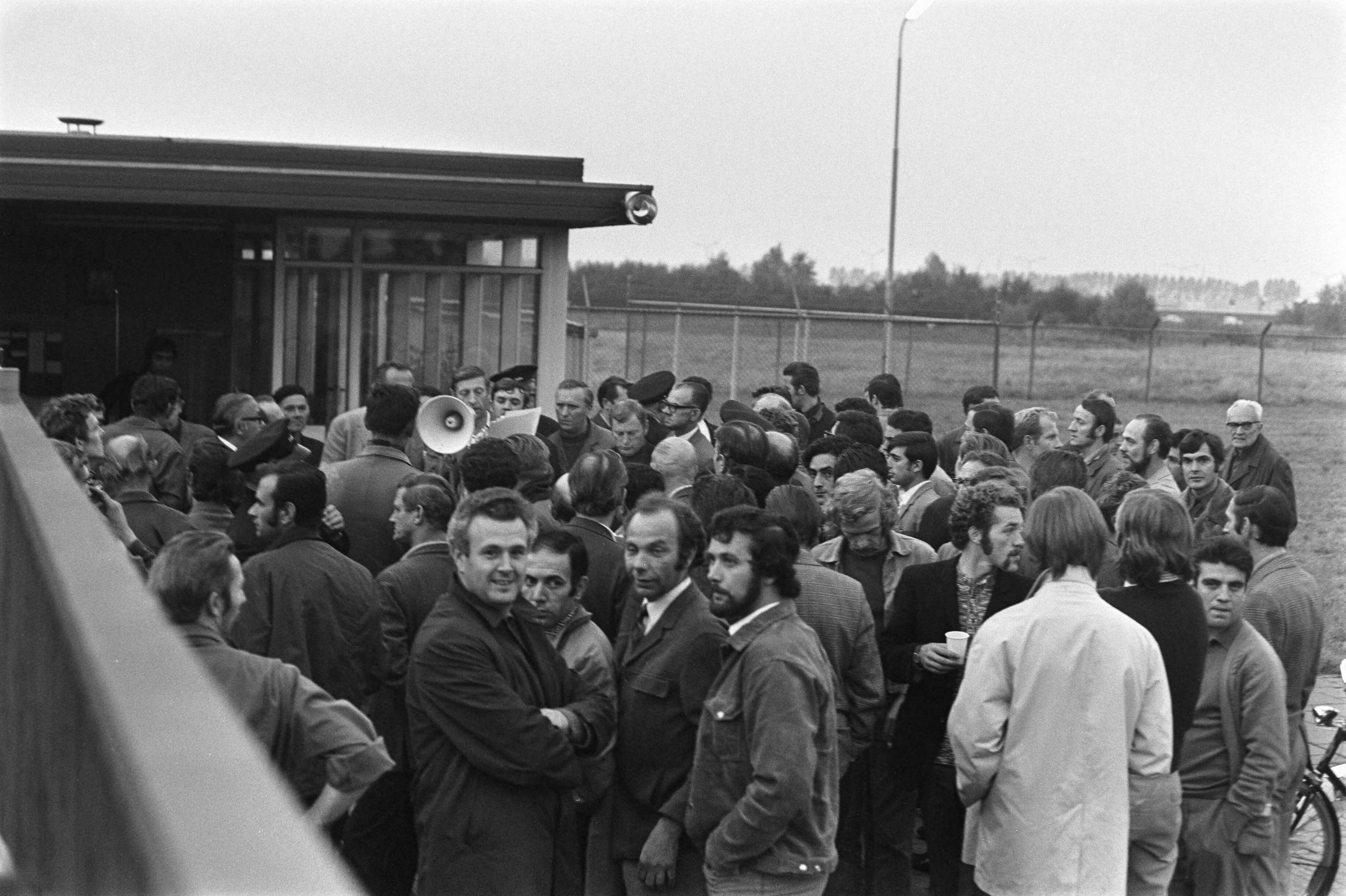 Fotocollectie Anefo — ENKA-bedrijf te Breda bezet door werknemers — Foto: Peters, Hans / Anefo. Licentie: Set B: Rechtenvrij / Publiek Domein. Bron: Nationaal Archief. http://hdl.handle.net/10648/abf645b0-d0b4-102d-bcf8-003048976d84