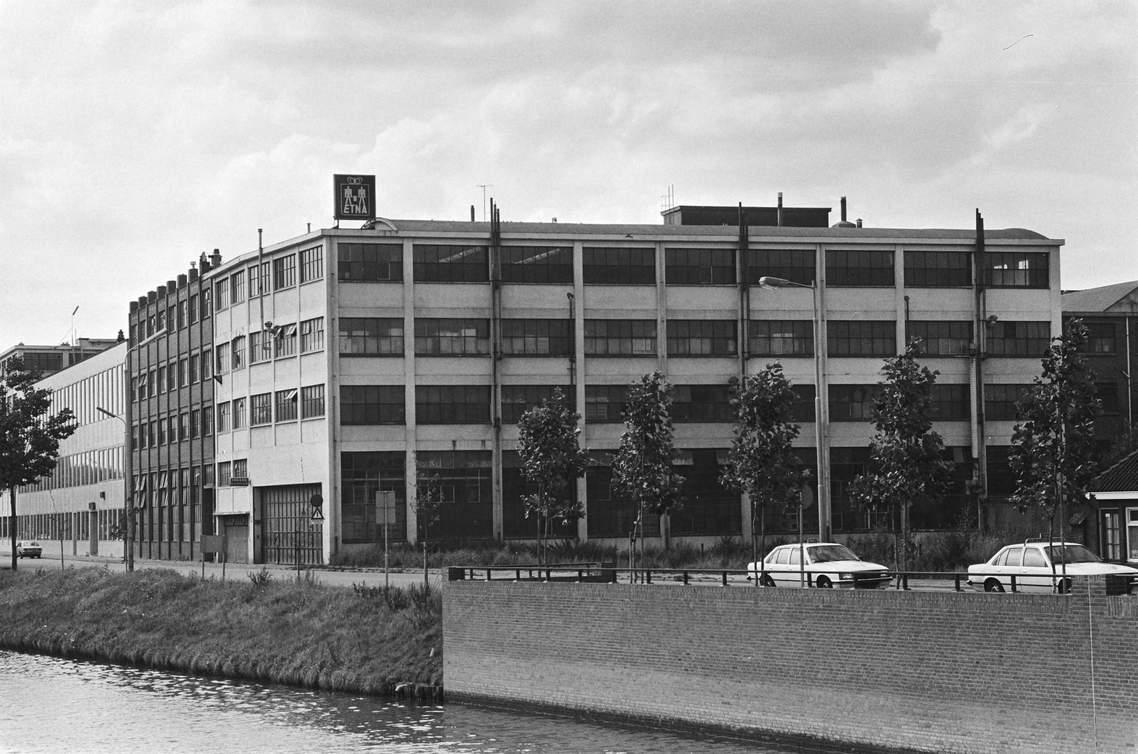 Fotocollectie Anefo — Exterieur van de kookapparatuurfabriek Etna in Breda — Foto: Pereira, Fernando / Anefo. Licentie: Set B: Rechtenvrij / Publiek Domein. Bron: Nationaal Archief. http://hdl.handle.net/10648/accf928e-d0b4-102d-bcf8-003048976d84