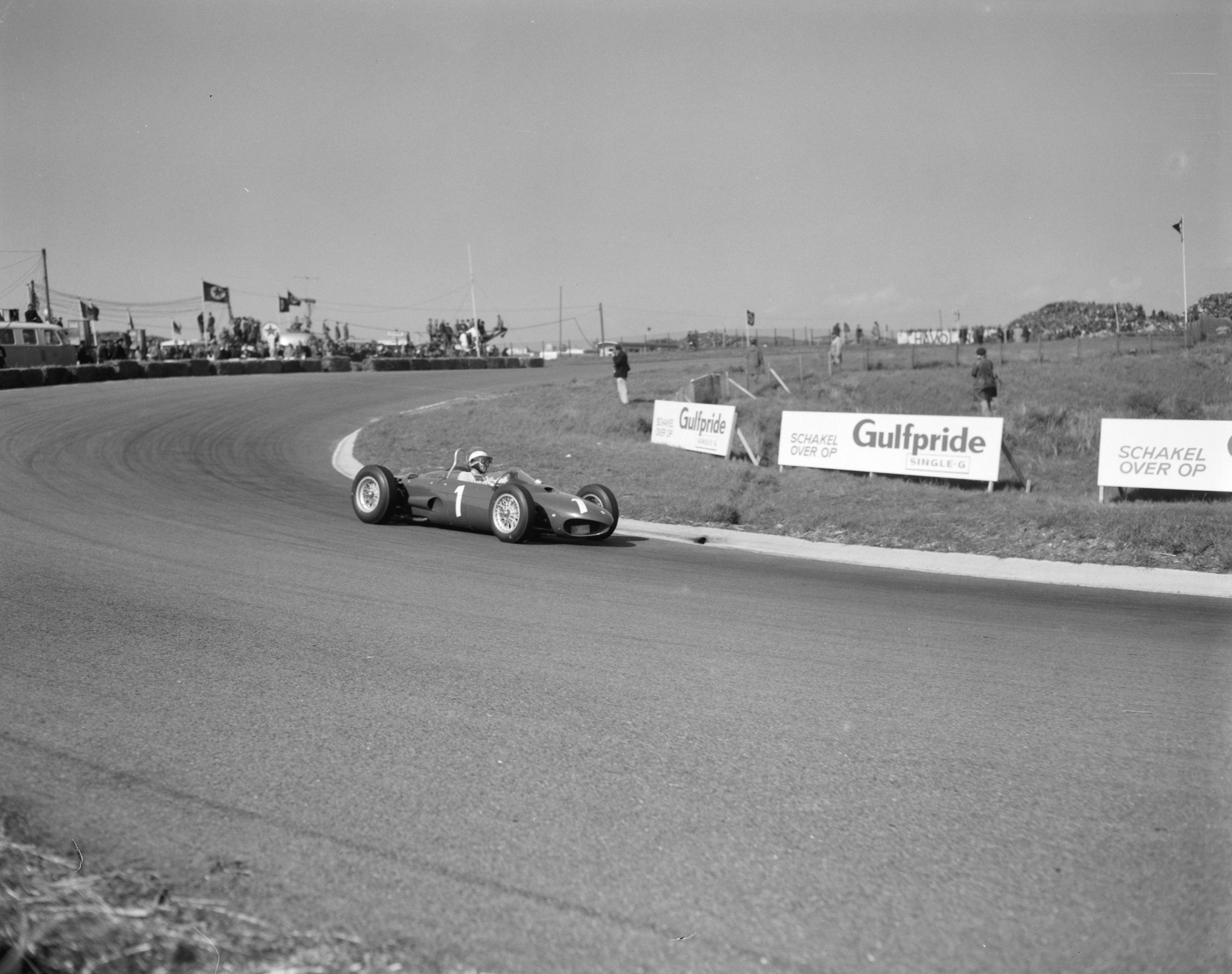 Grand Prix Zandvoort 1962 — Grand Prix van Zandvoort. Phil Hill (1, Ferrari) — Foto: Bilsen, Joop van / Anefo. Licentie: Set B: Rechtenvrij / Publiek Domein. Bron: Nationaal Archief. http://hdl.handle.net/10648/aa0929ac-d0b4-102d-bcf8-003048976d84