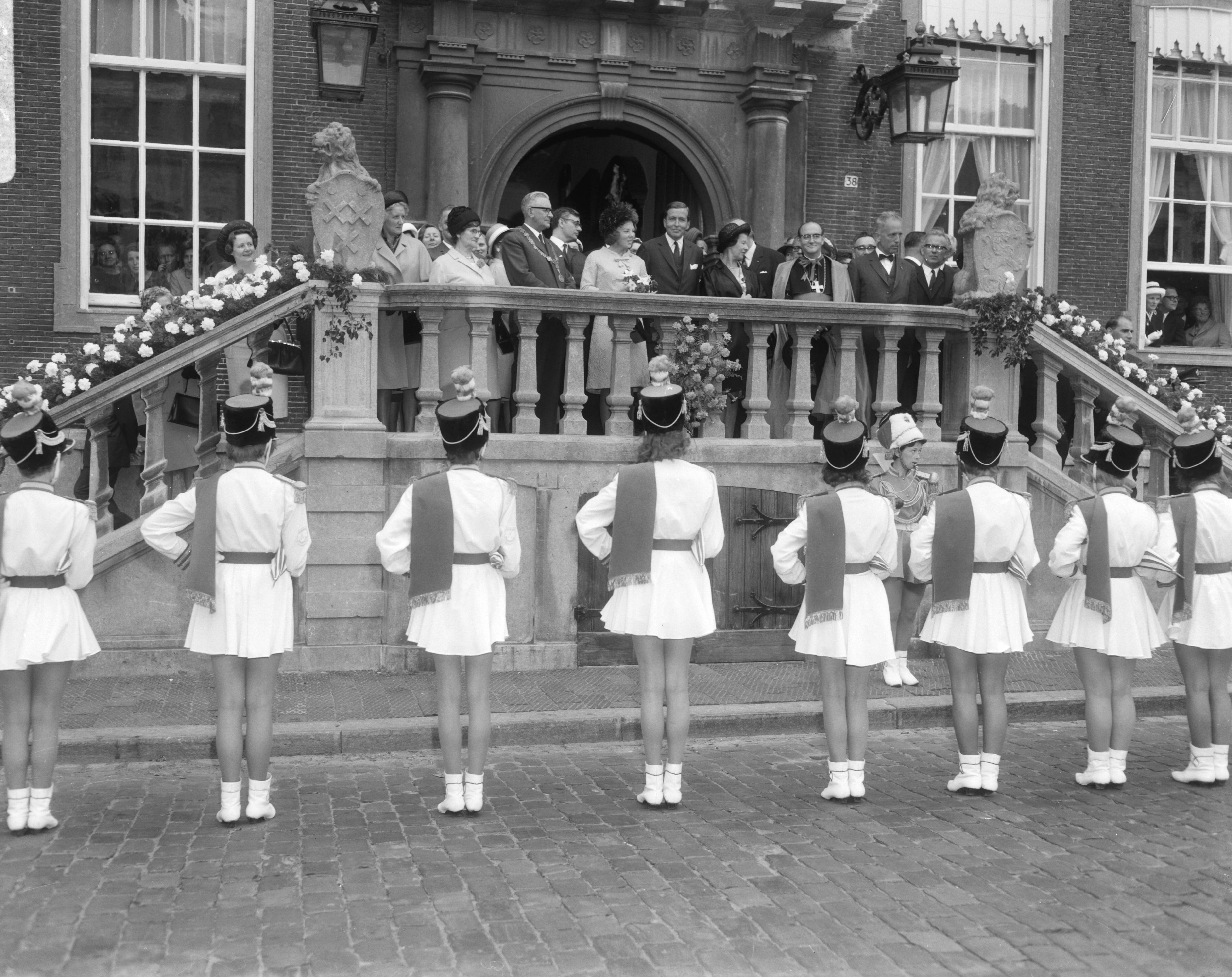 Fotocollectie Anefo — Prinses Beatrix en prins Claus brachten bezoek aan Bre da prinses Beatrix en Claus op balkon — Foto: Bilsen, Joop van / Anefo. Licentie: Set B: Rechtenvrij / Publiek Domein. Bron: Nationaal Archief. http://hdl.handle.net/10648/aaeb7ef6-d0b4-102d-bcf8-003048976d84