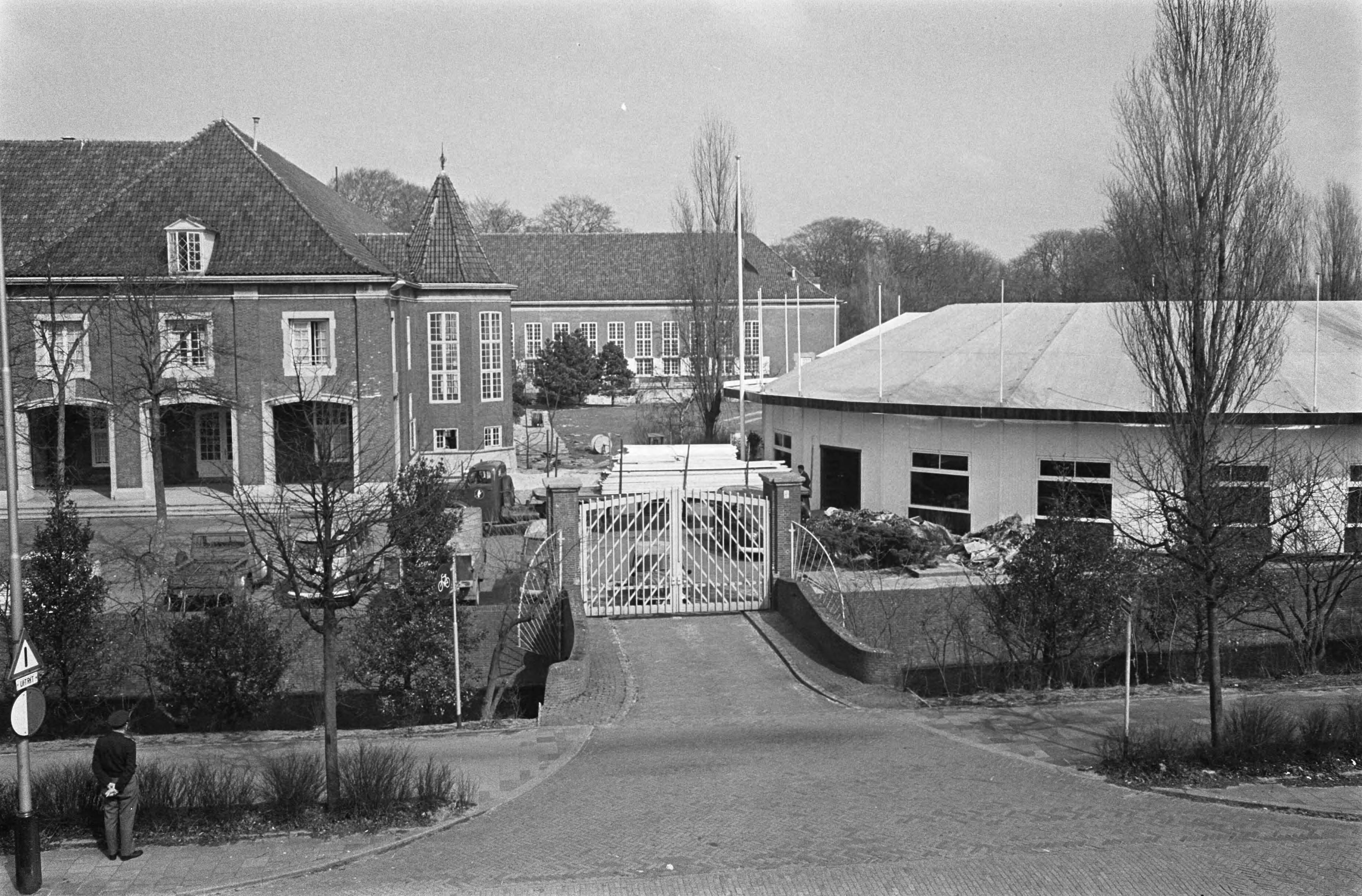 Fotocollectie Anefo — In de Prinses Juliana Kazerne te Den Haag is men bezig met de kazerne gereed te maken voor de grote NATO-conferentie, overzicht met paviljoen (rechts) — Foto: Pot, Harry / Anefo. Licentie: Set B: Rechtenvrij / Publiek Domein. Bron: Nationaal Archief. http://hdl.handle.net/10648/aa636372-d0b4-102d-bcf8-003048976d84