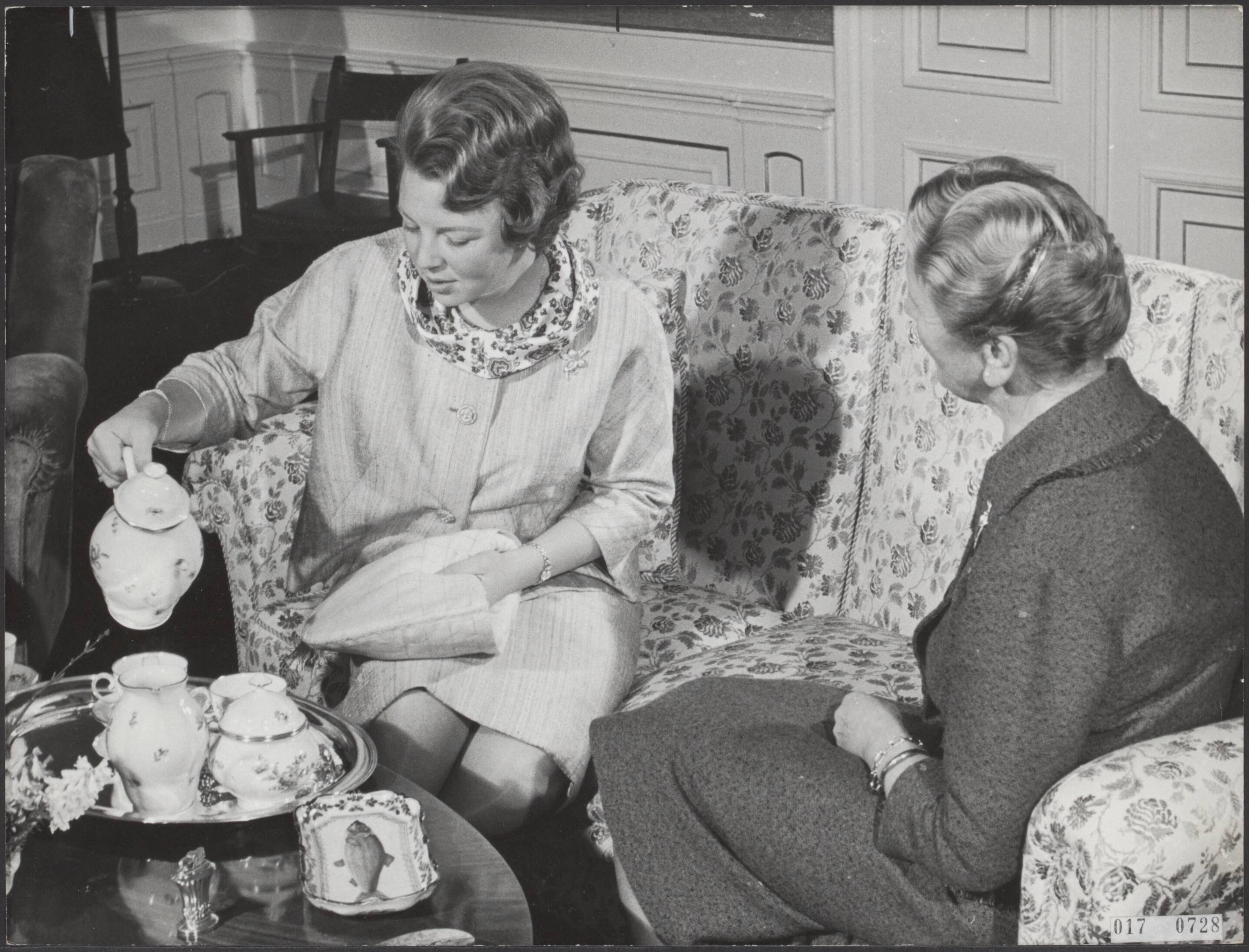 Fotocollectie Elsevier Binnenland — Serie: kasteel Drakensteyn bewoond door prinses Beatrix. Prinses Beatrix schenkt thee in. Rechts hofdame jkvr. C.E.B. Röell (particulier secretaresse van koningin Juliana) — Foto: ANP / RVD of rechtenvrij. Licentie: Set B: Rechtenvrij / Publiek Domein. Bron: Nationaal Archief. http://hdl.handle.net/10648/adbed1fa-d0b4-102d-bcf8-003048976d84